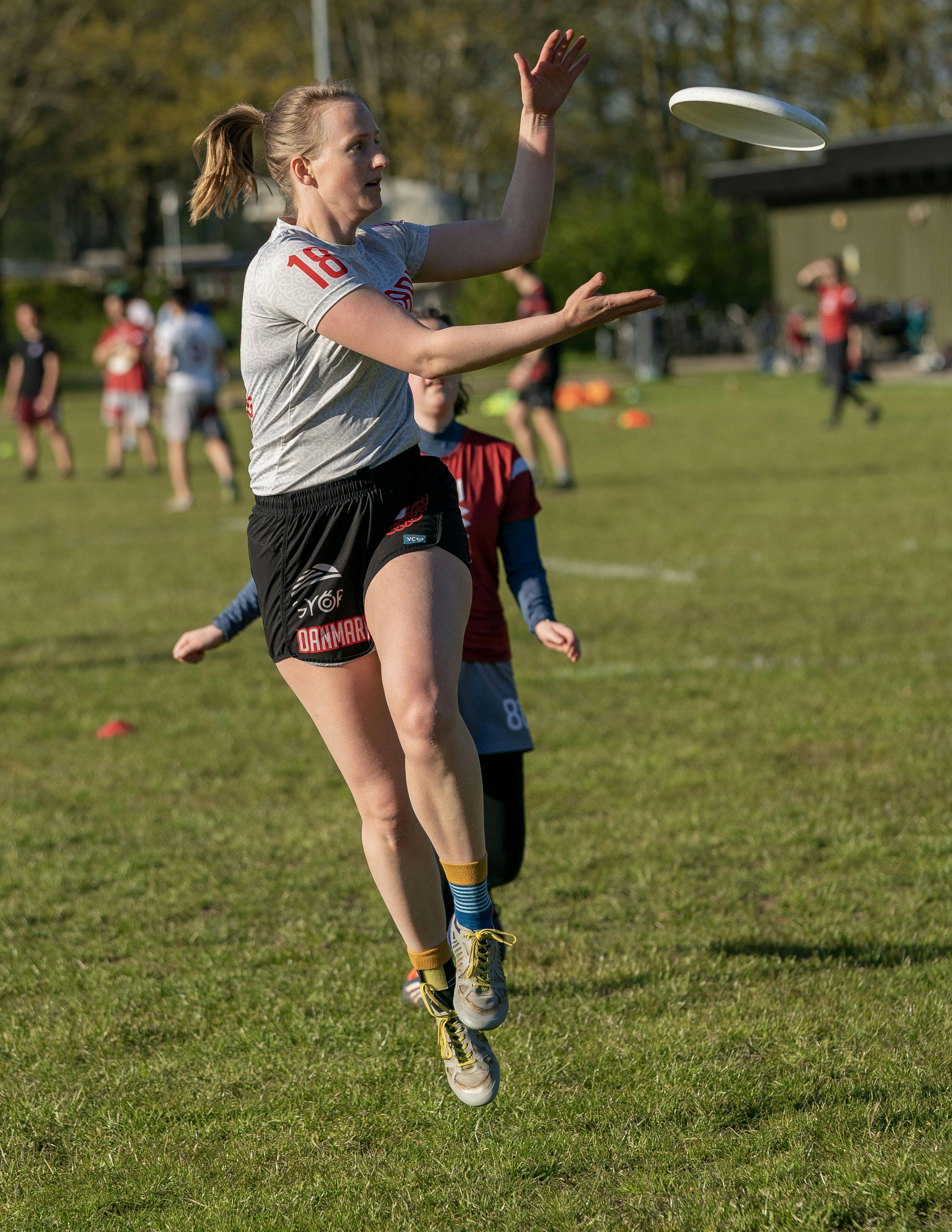 Line Hillerup Kristensen med sin frisbee