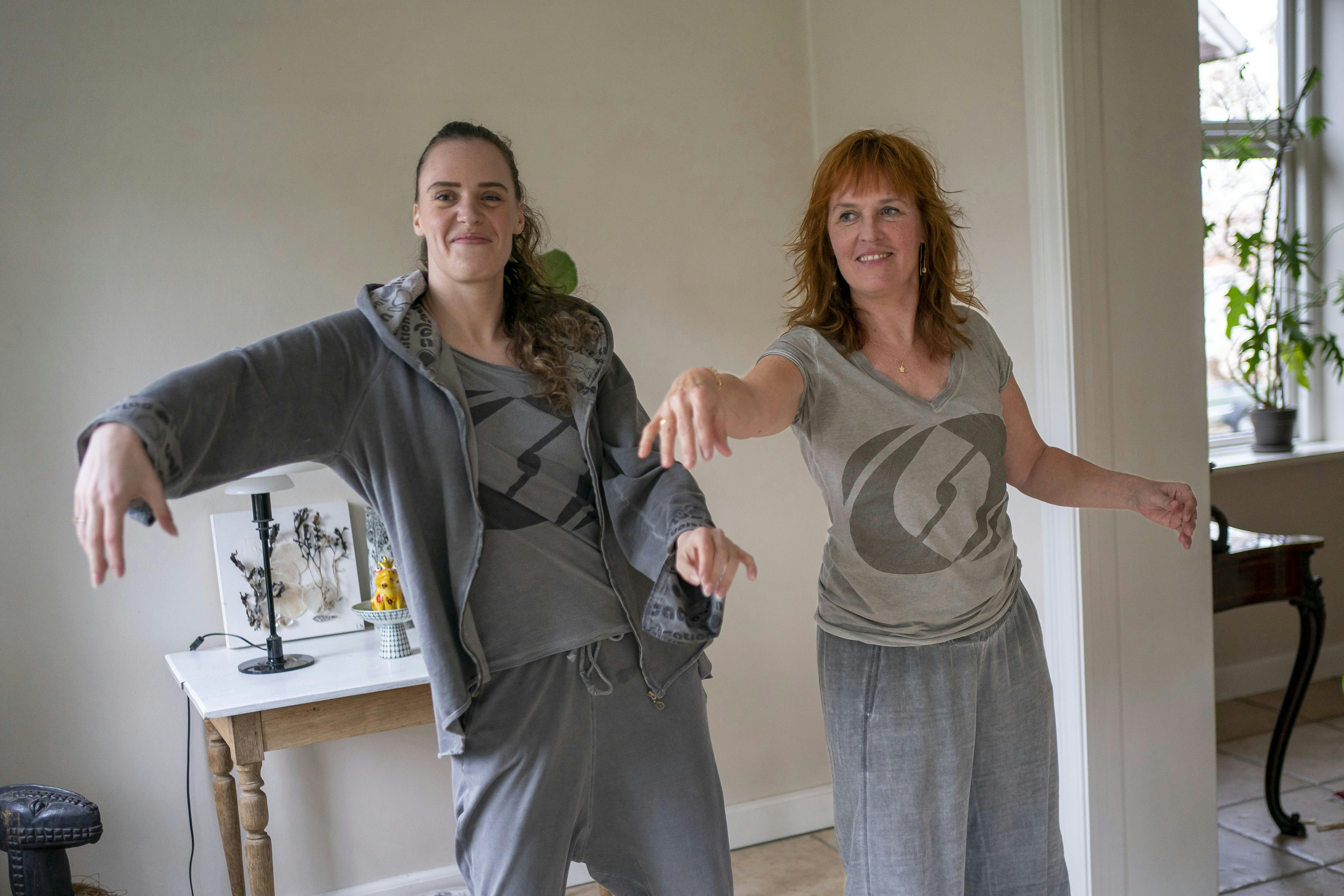 Nanna og Mette Jelbert danser