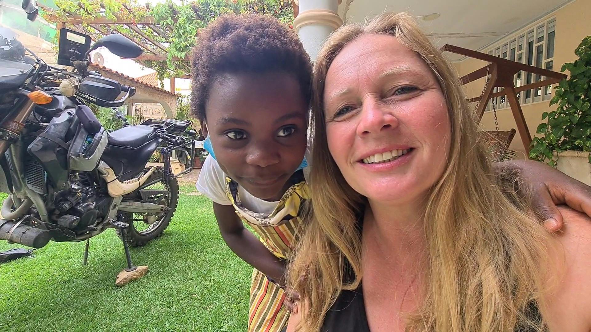 Henriettes lange rejse på motorcykel har bragt hende gennem mange lande i blandt andet Afrika og Mellemøsten. Overalt, hvor hun kommer, møder hun mange gæstfri mennesker og bliver ofte budt på middag.&nbsp;
