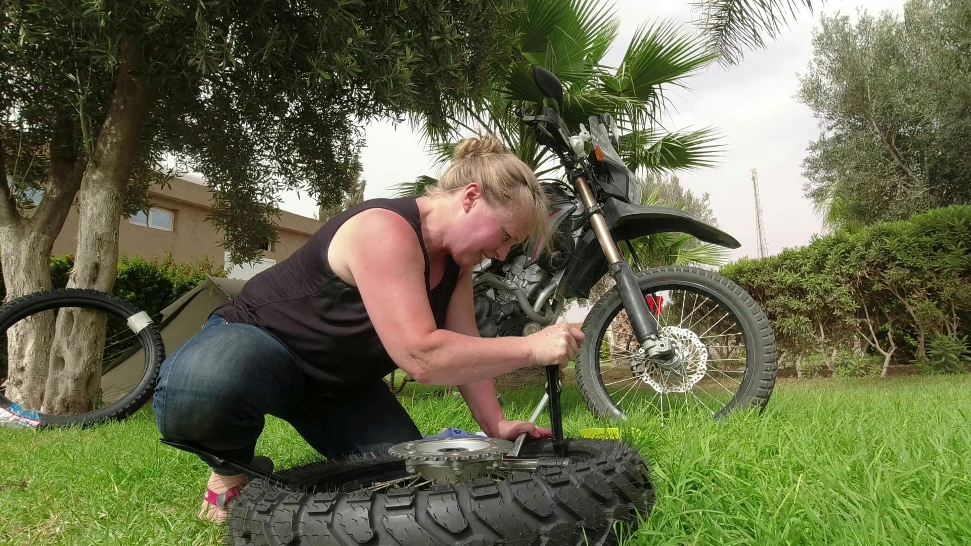 Henriette har måtte lære sig selv at reparere sin motorcykel.