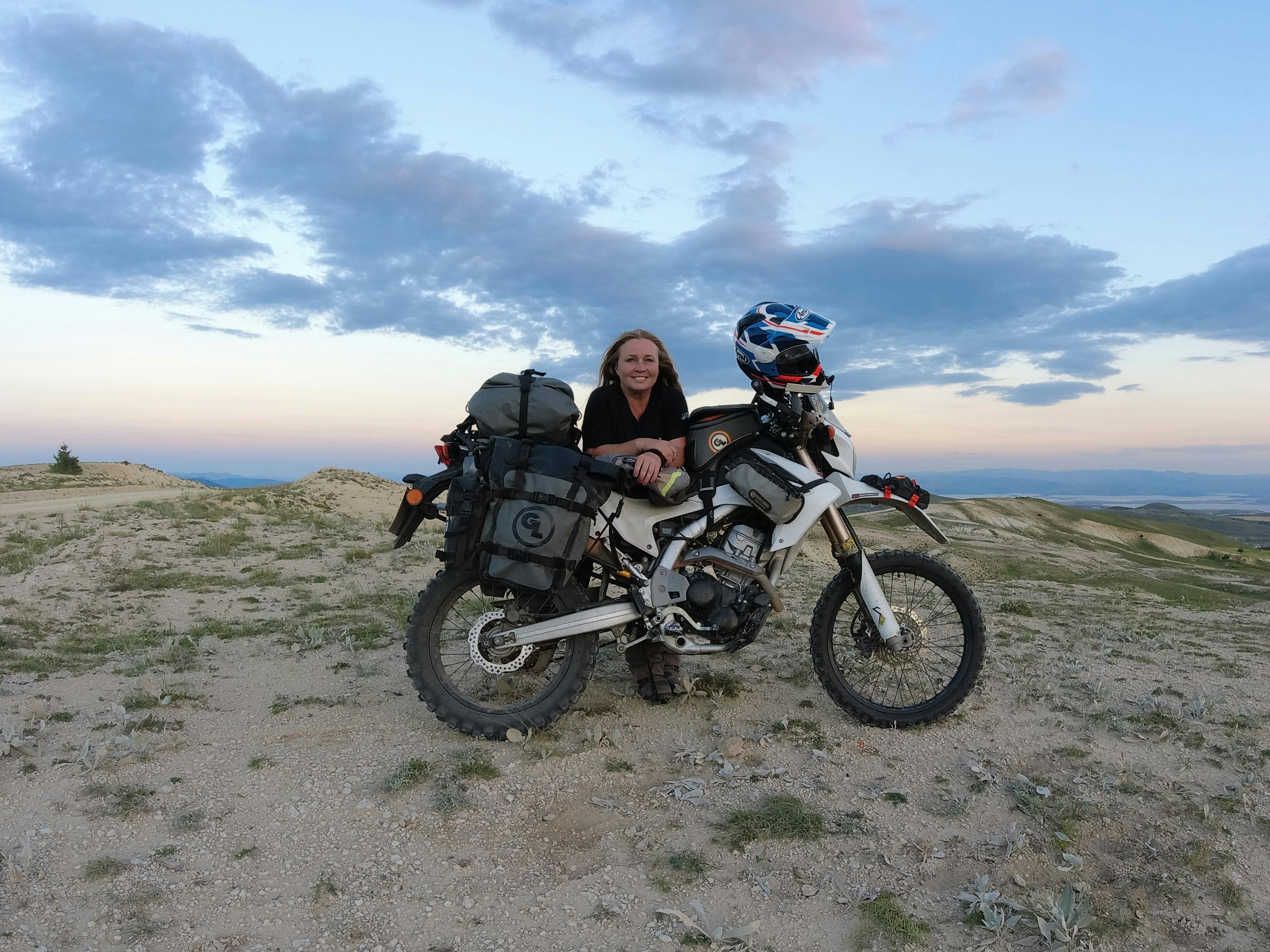 Henriette Thiim rejser verden rundt alene på motorcykel. 
