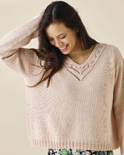 Kvinde i strikket trøje