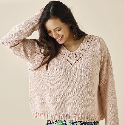 Kvinde i strikket trøje