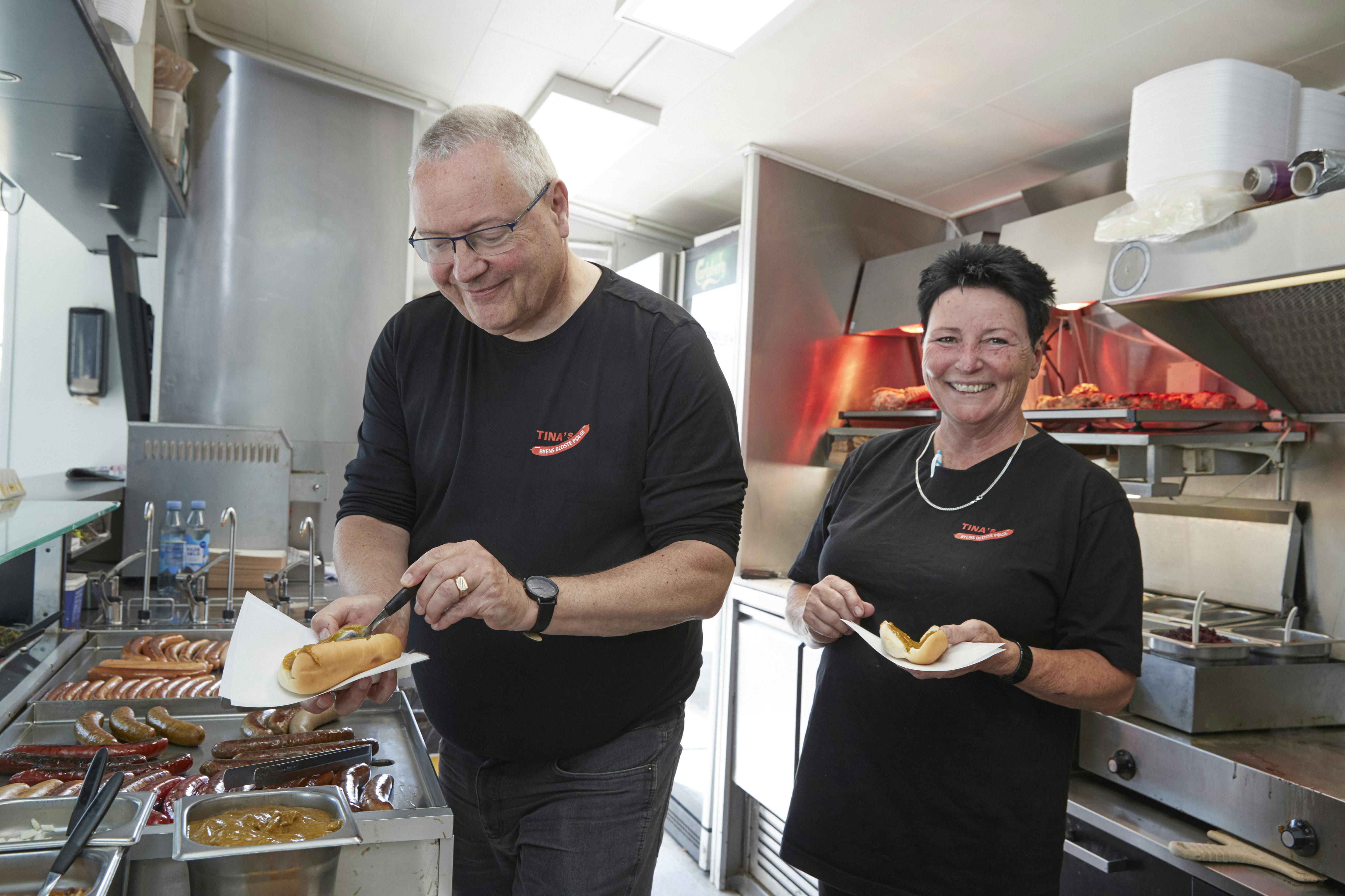Journalist Johan Isbrand fra Familie Journal er lærling for en dag hos pølsedronningen Tina Pihl i Tina's Quick.