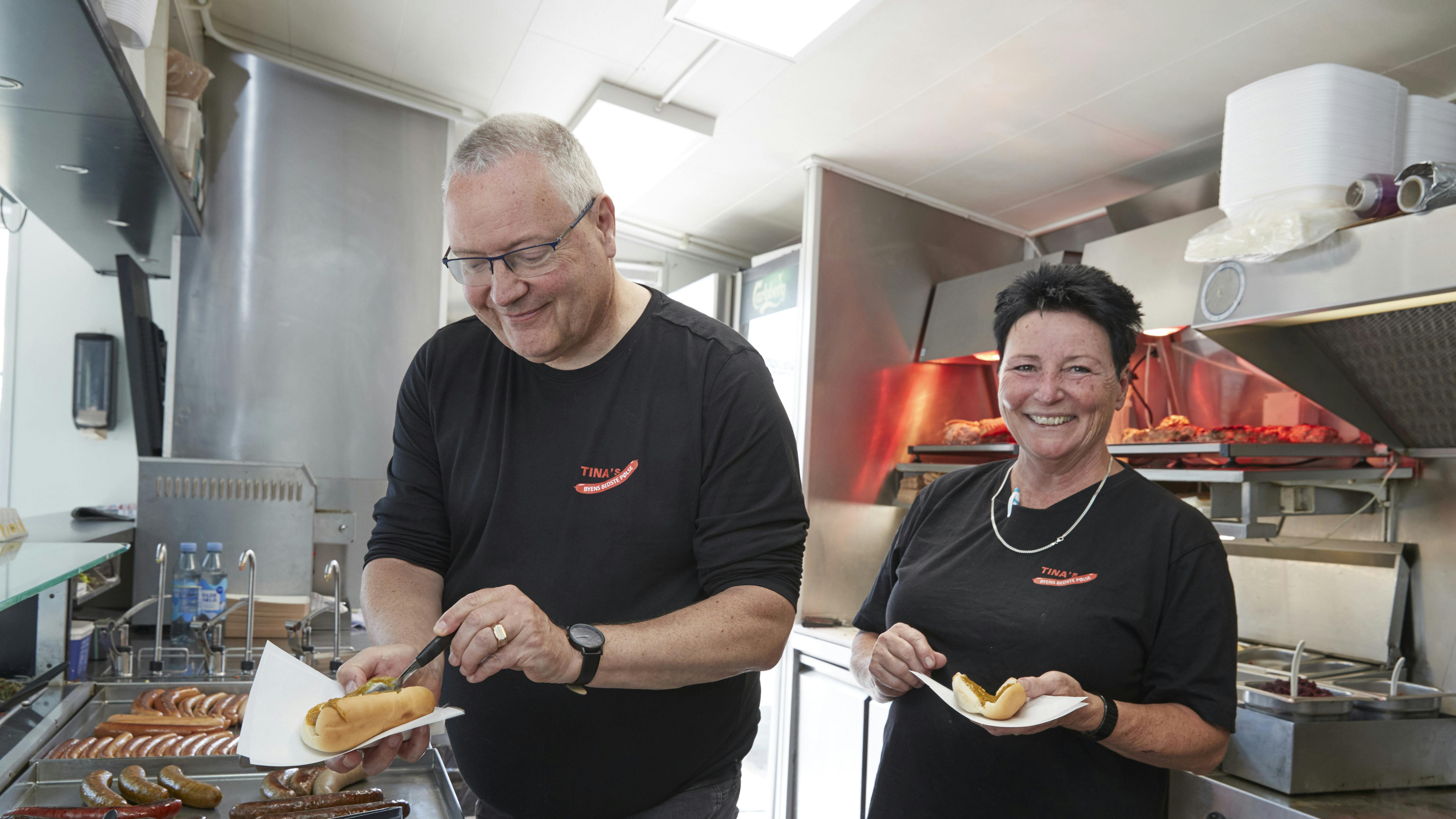 Journalist Johan Isbrand fra Familie Journal er lærling for en dag hos pølsedronningen Tina Pihl i Tina's Quick.