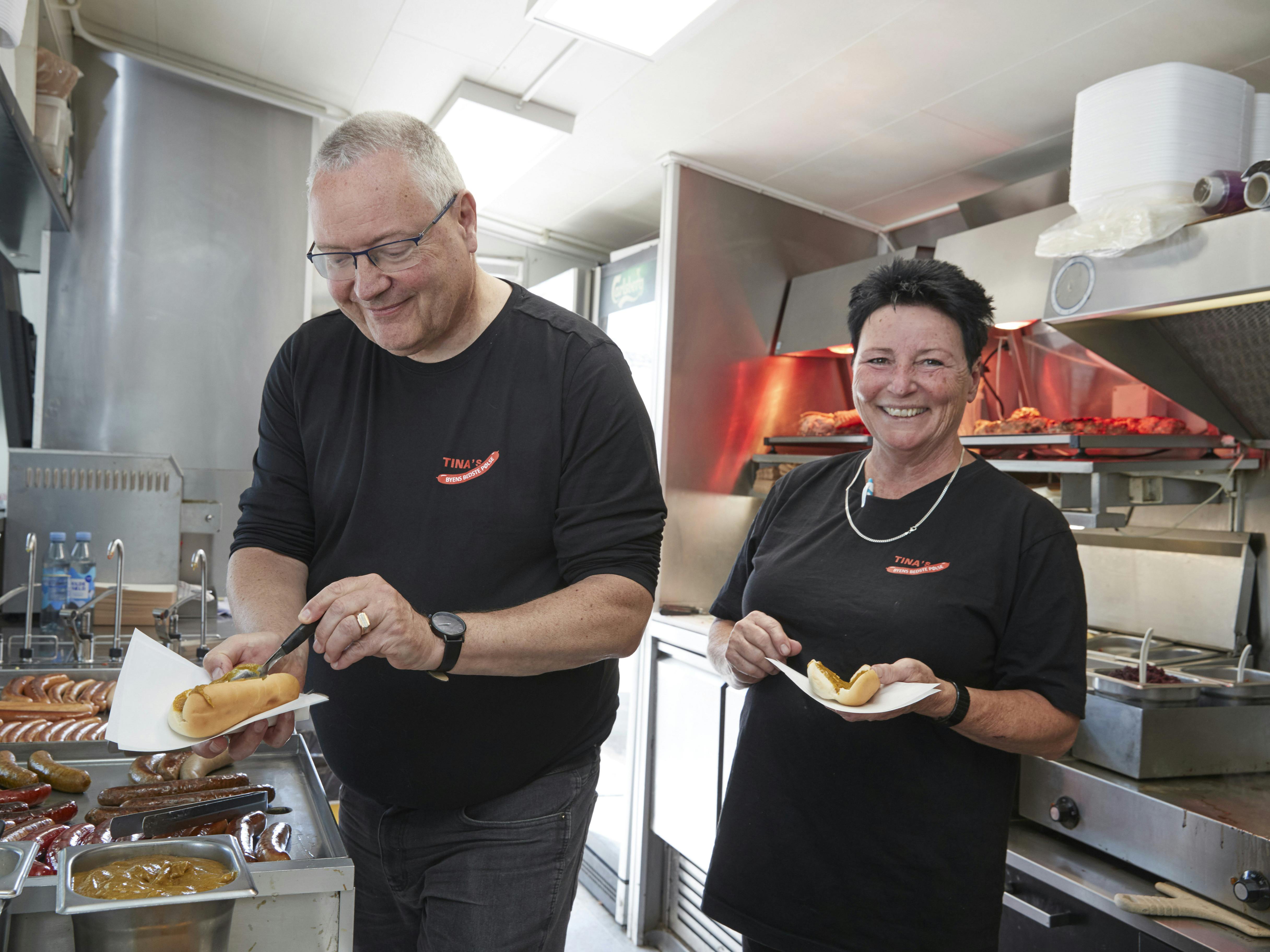 Journalist Johan Isbrand fra Familie Journal er lærling for en dag hos pølsedronningen Tina Pihl i Tina's Quick.