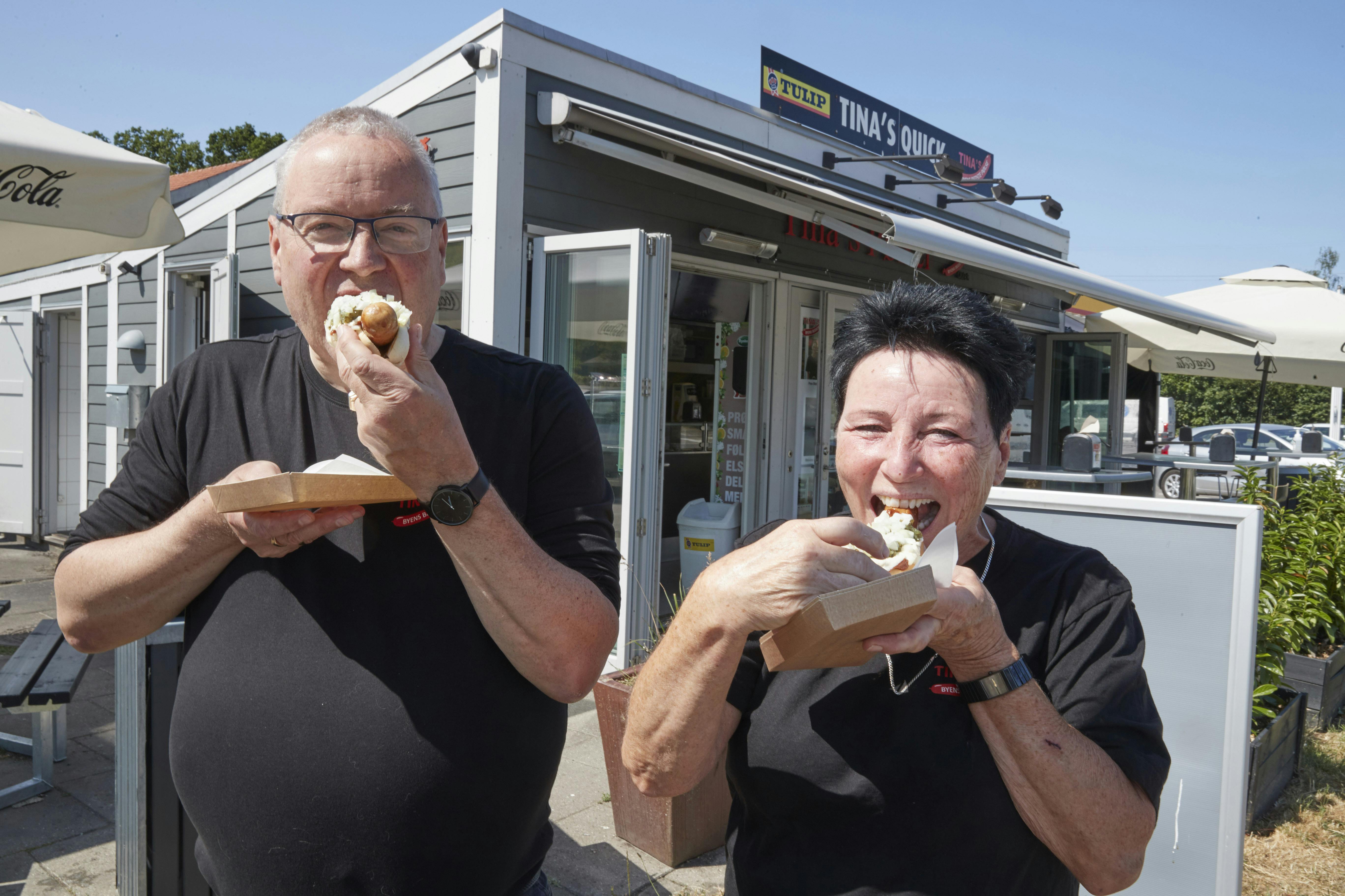 Johan Isbrand, journalist på Familie Journal, spiser hotdog med pølsedronningen Tina Pihl.