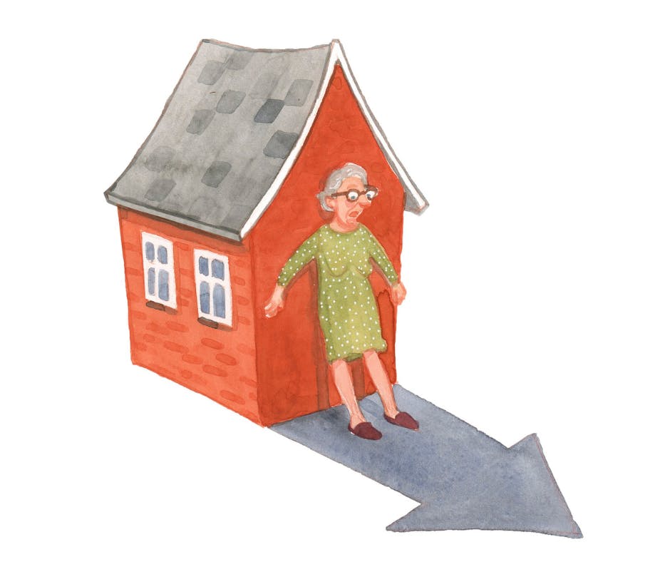 Ældre kvinde foran sit hus