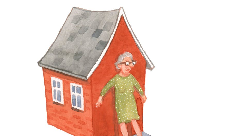 Ældre kvinde foran sit hus