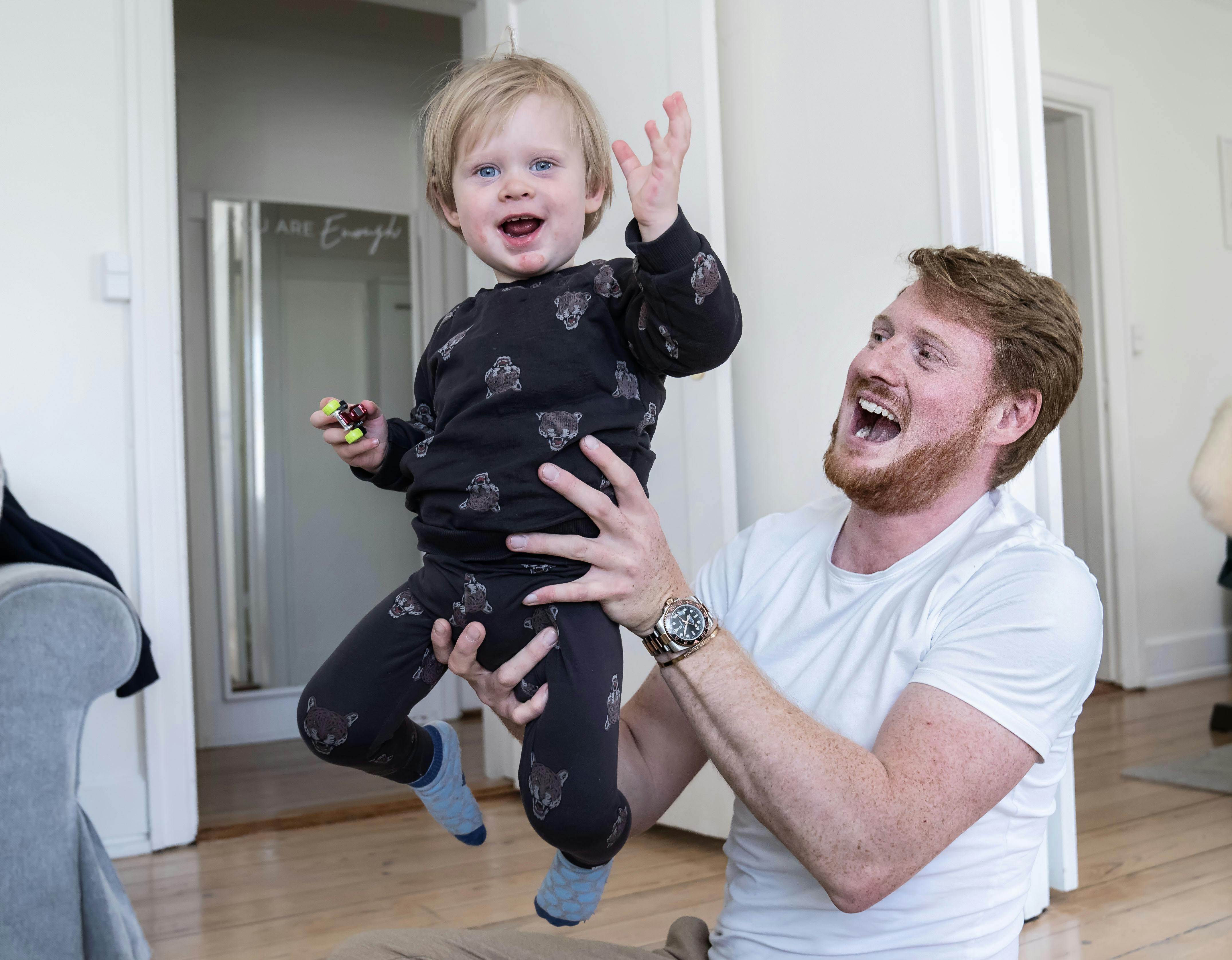 Filippo Campeotto fik en fødselsdepression, da han fik sin søn Carlo. Her leger de.