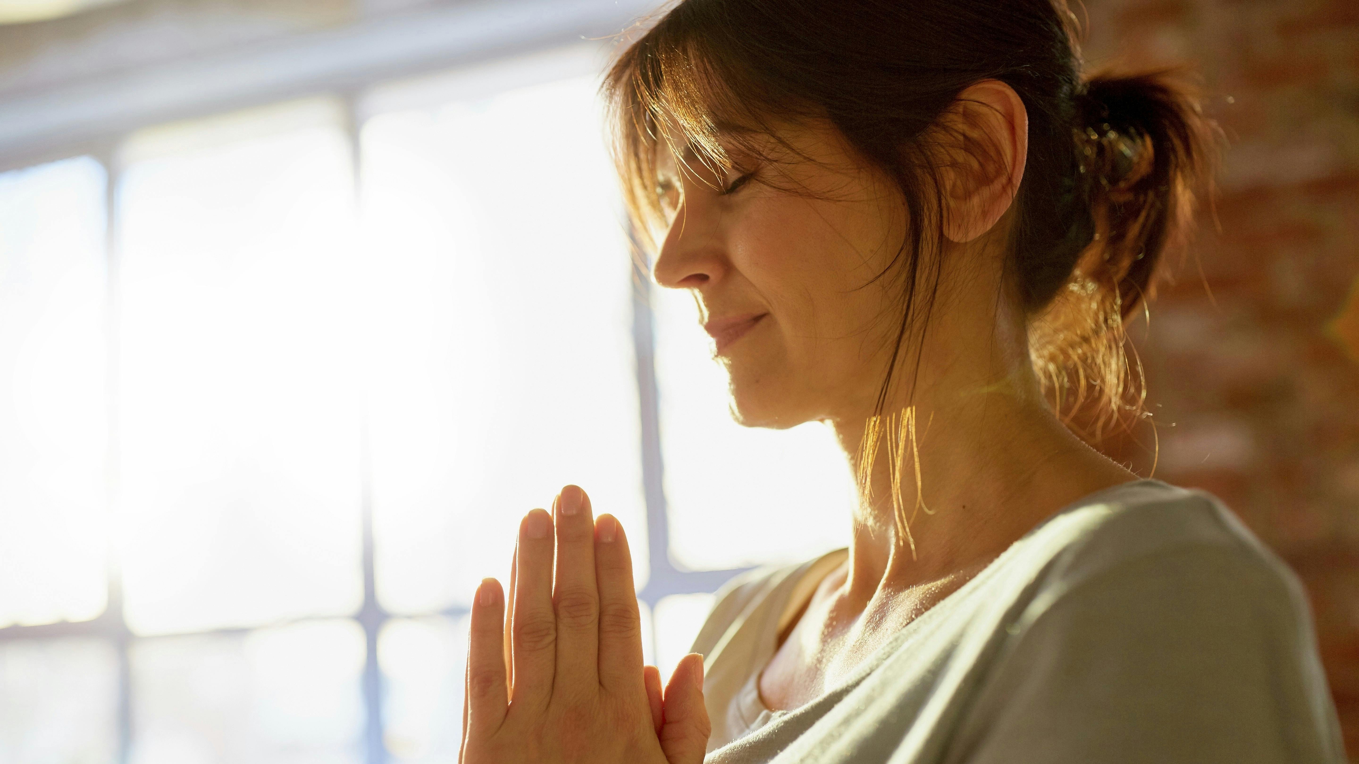 Kvinde, der mediterer.