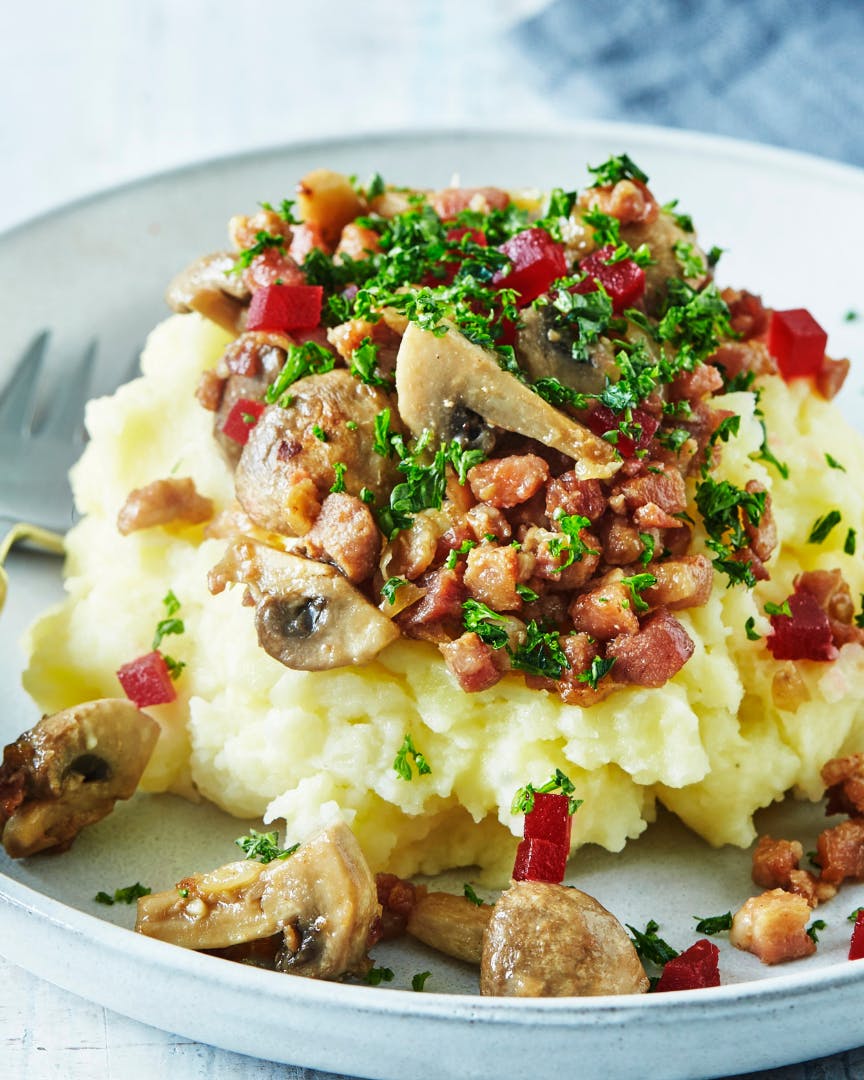 Brændende kærlighed med bacon-svampe-topping
