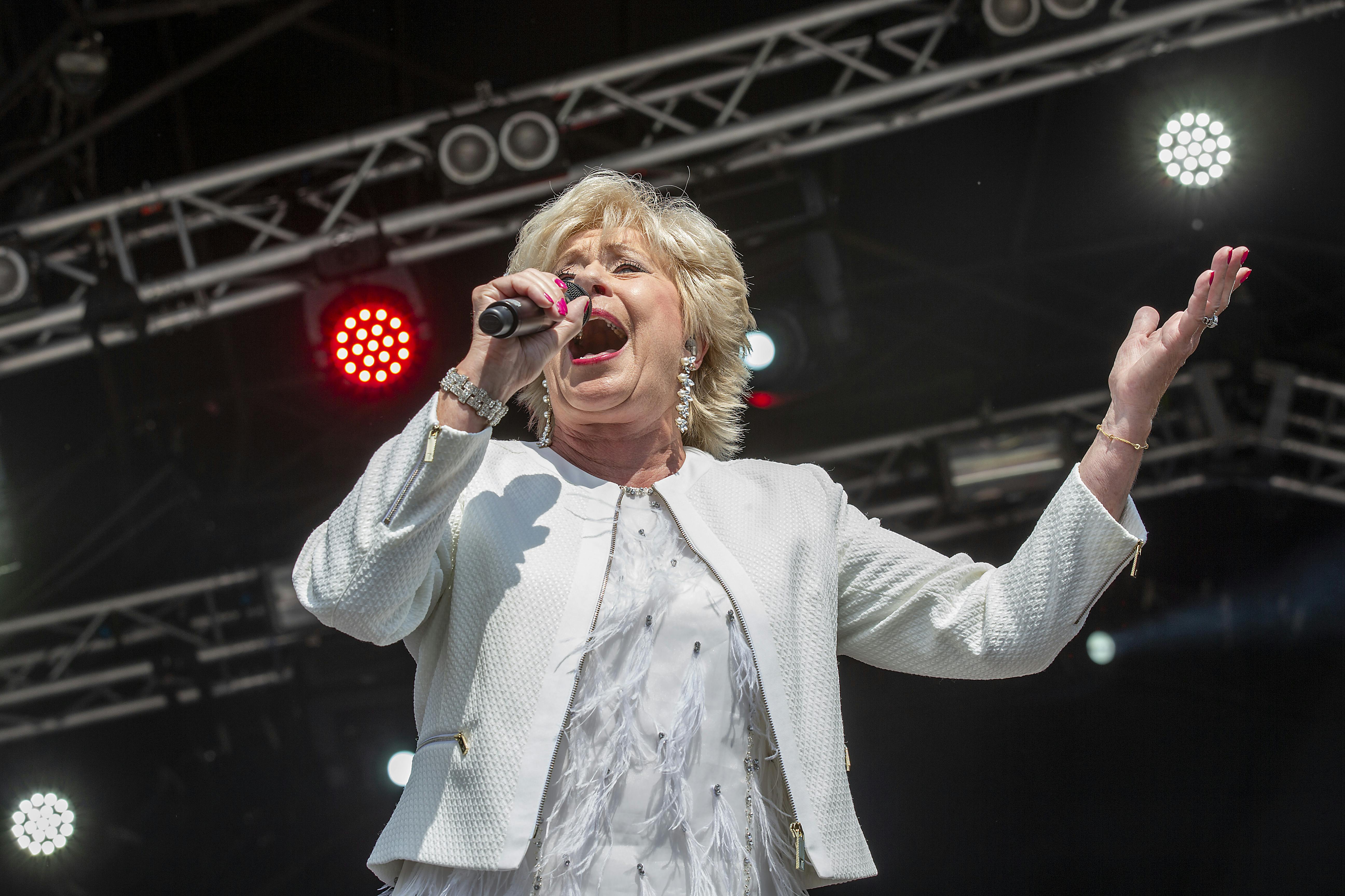 Birthe Kjær kan begejstre både unge og ældre, når hun optræder på landets festivaller.