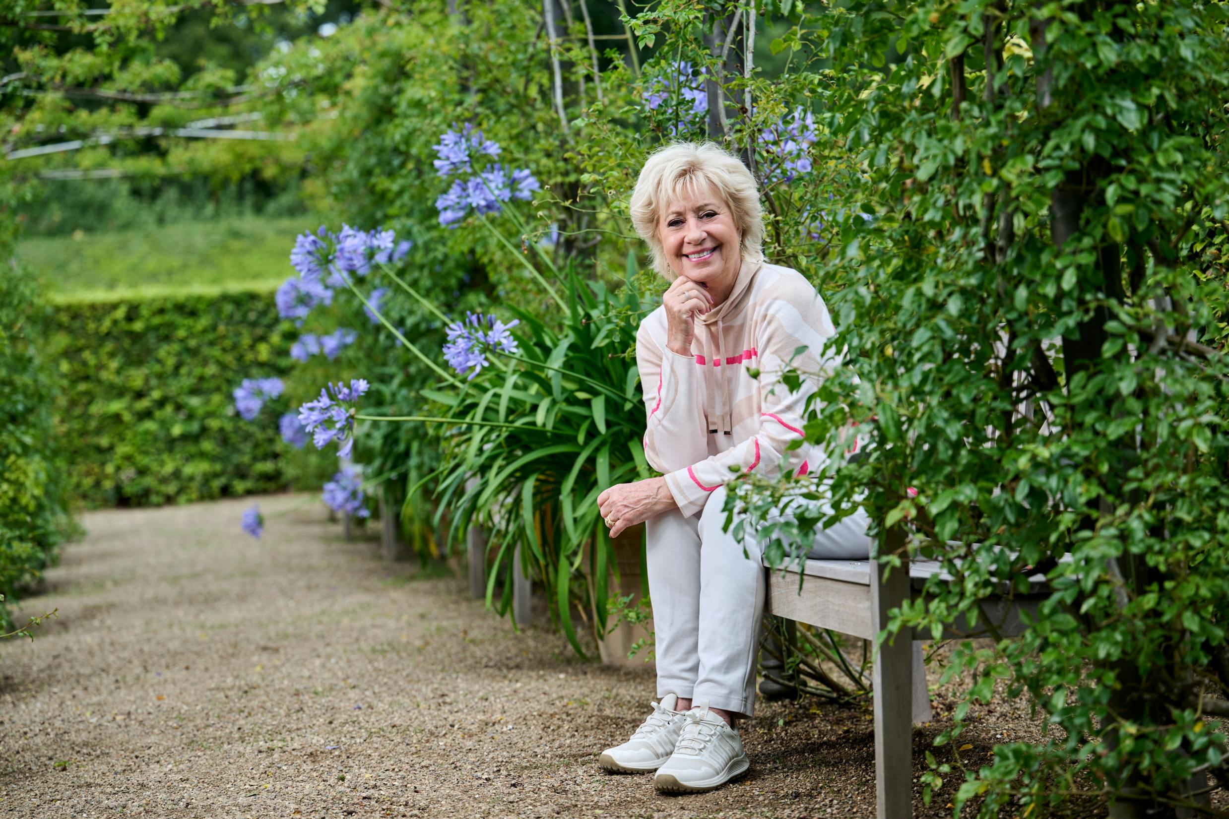 Birthe Kjær fylder 75 år, men er stadig i fuld vigør.