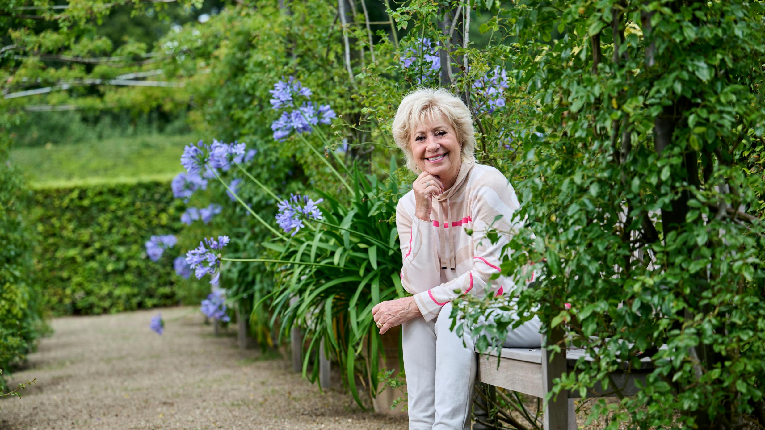 Birthe Kjær fylder 75 år, men er stadig i fuld vigør.