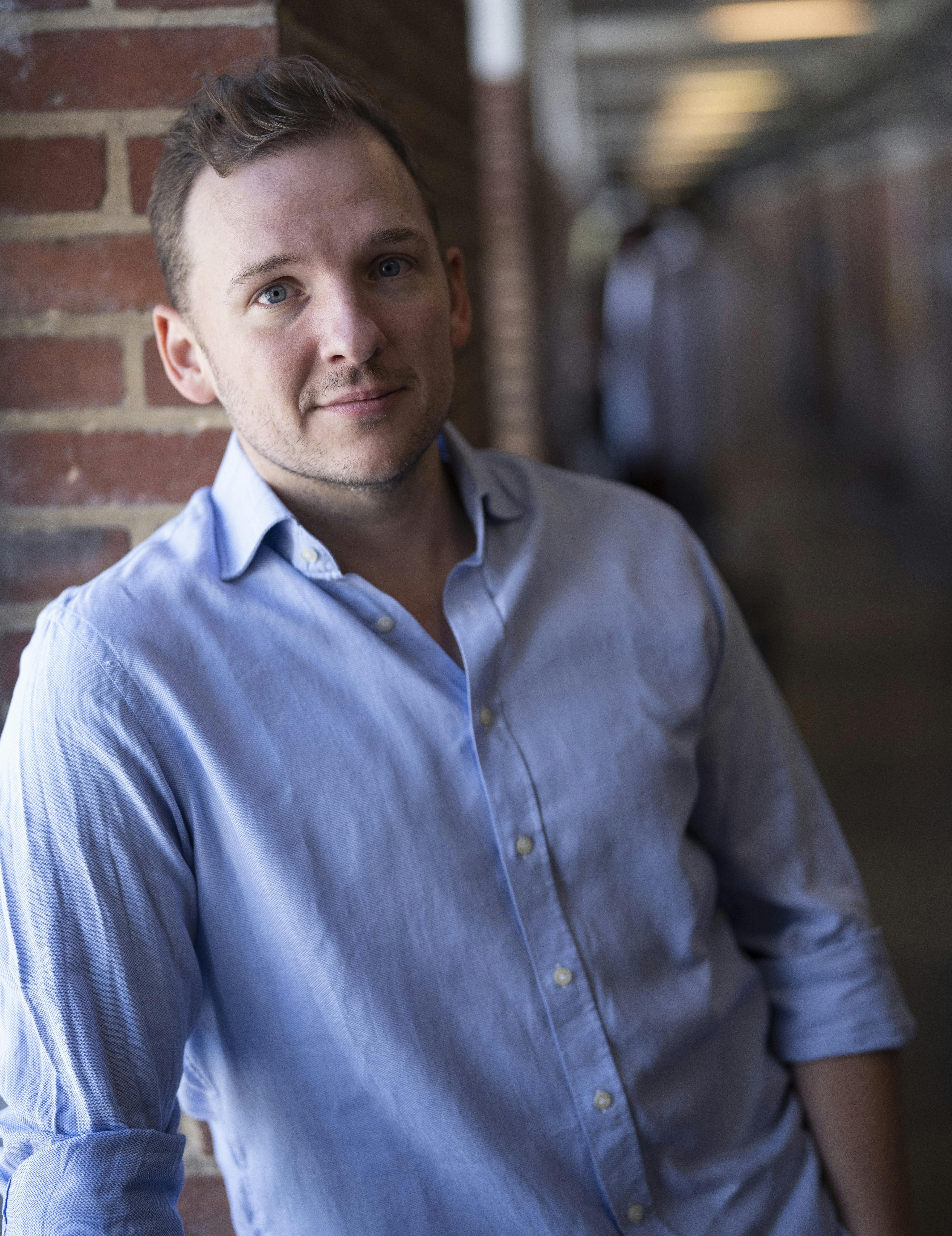 Skuespiller Lars Mølsted blev uddannet på Det Danske Musicalakademi i 2010. Siden 2011 har han været fastansat skuespiller ved Fredericia Teater.