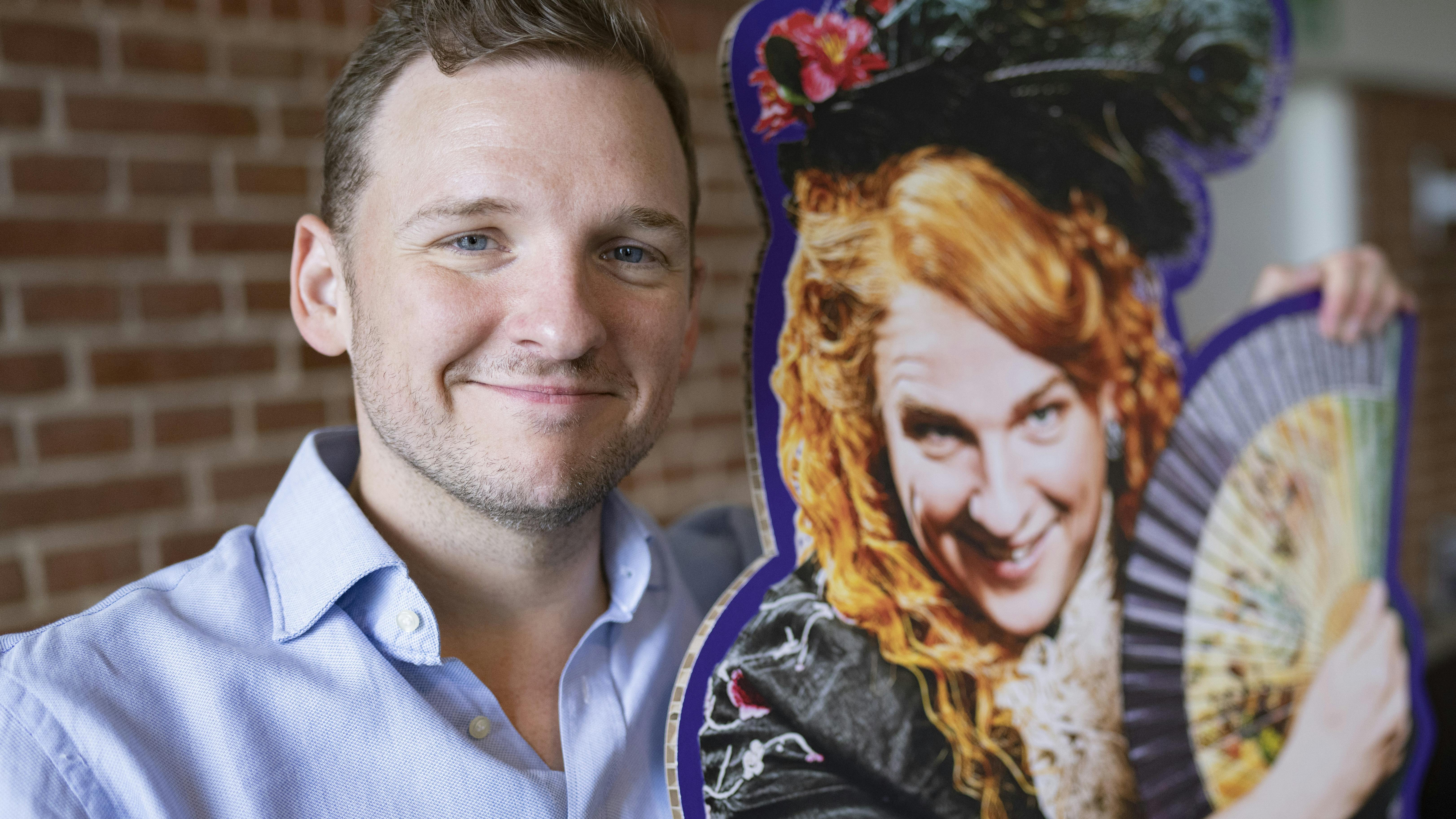 Det er ikke til at se det, hvis man ikke lige ved det. Men Lars Mølsted og Donna Lucia d’Alvadorez er en og samme person.