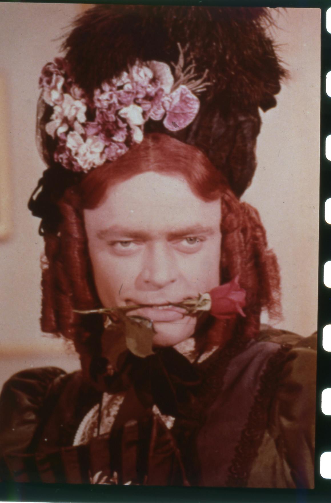 Dirch Passer i rollen som Ditlev klædt ud som Charles’ tante, Donna Lucia d’Alvadorez, i filmen "Charles tante".