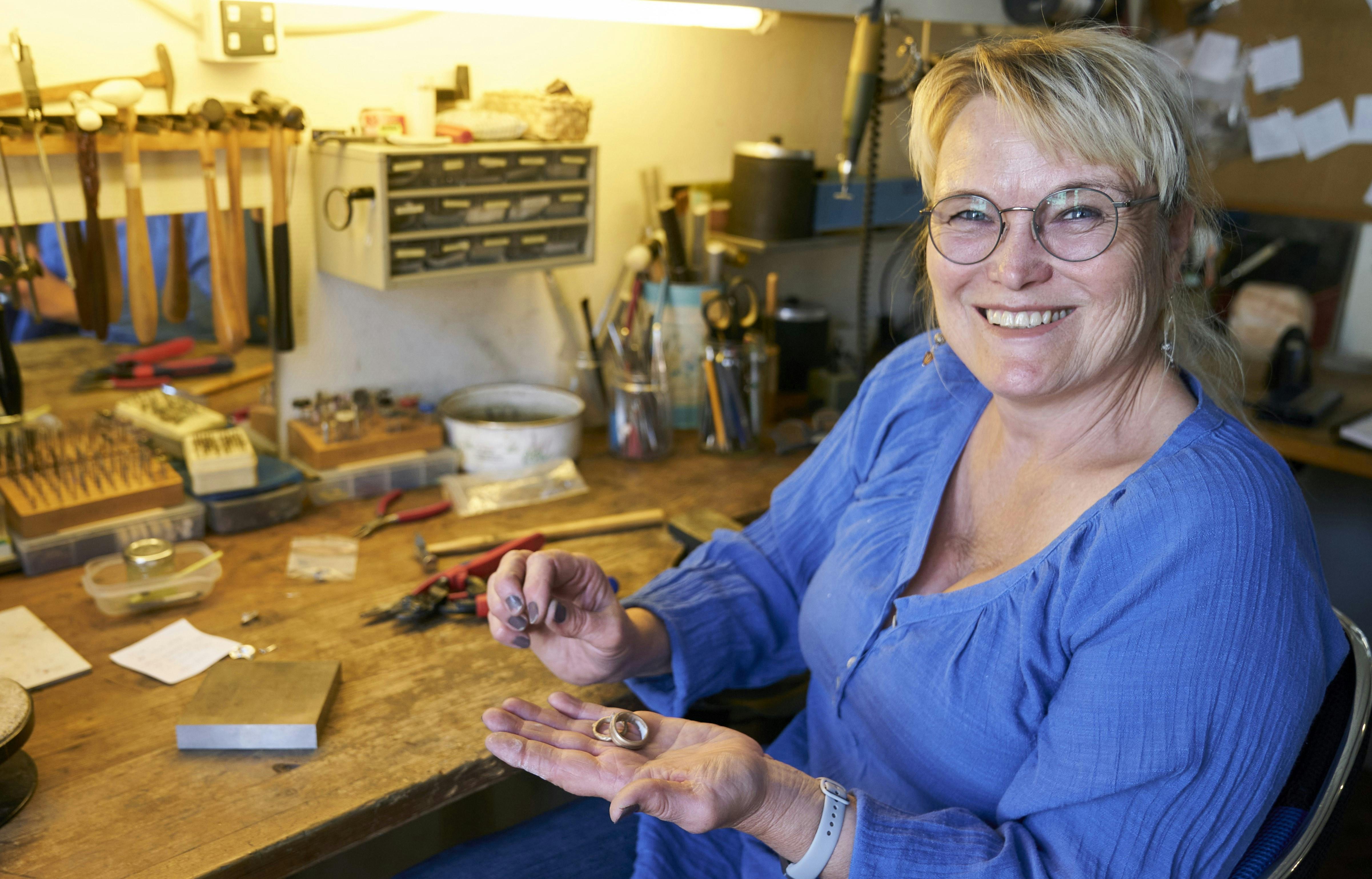 Pia Christensen er sølvsmed i Martsal på Ærø