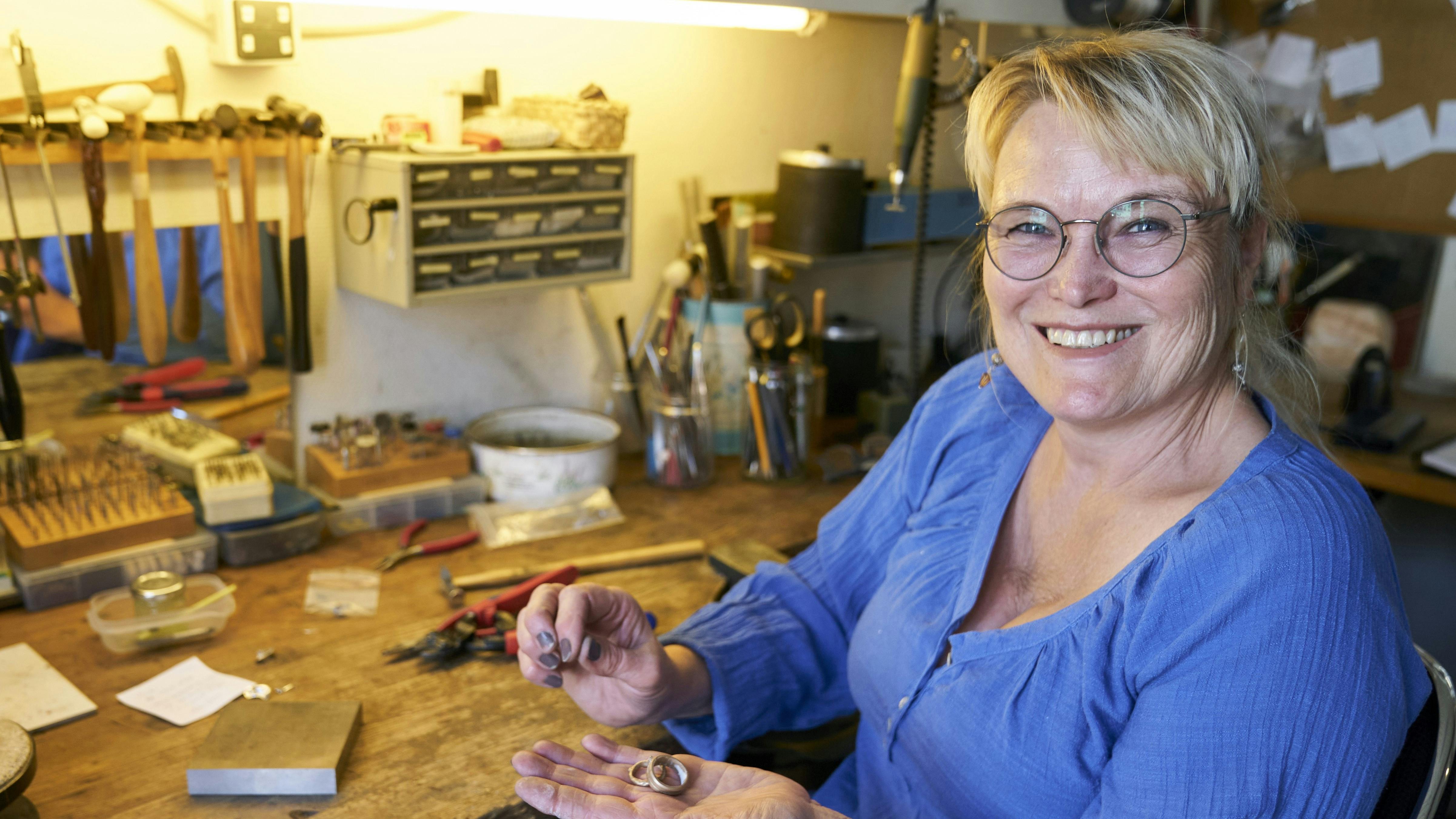 Pia Christensen er sølvsmed i Martsal på Ærø