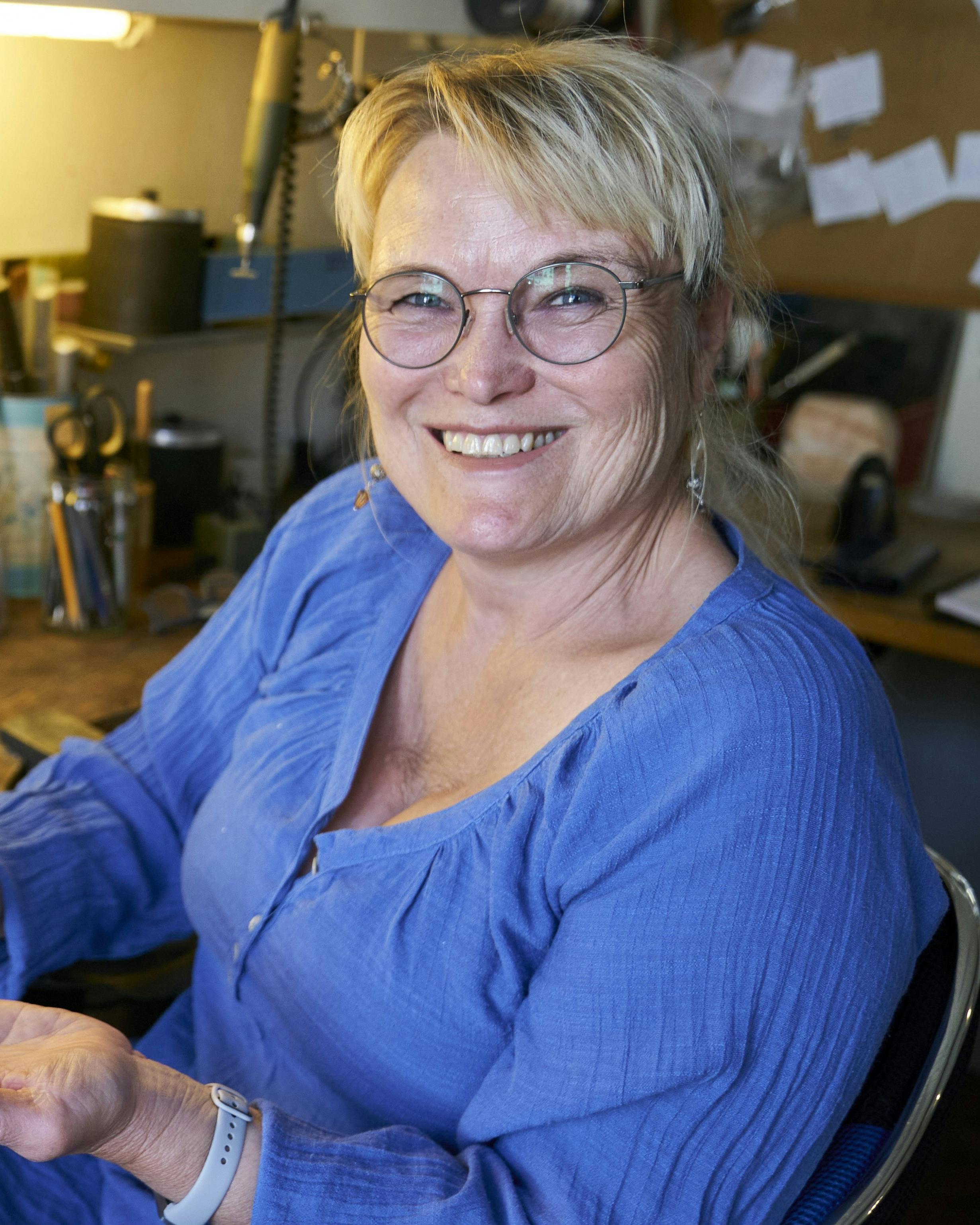Pia Christensen er sølvsmed i Martsal på Ærø