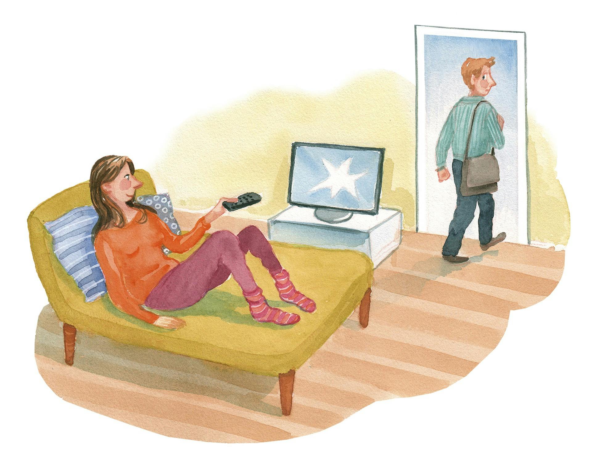 Kvinde ligger i sofaen, mens manden er på vej på arbejde