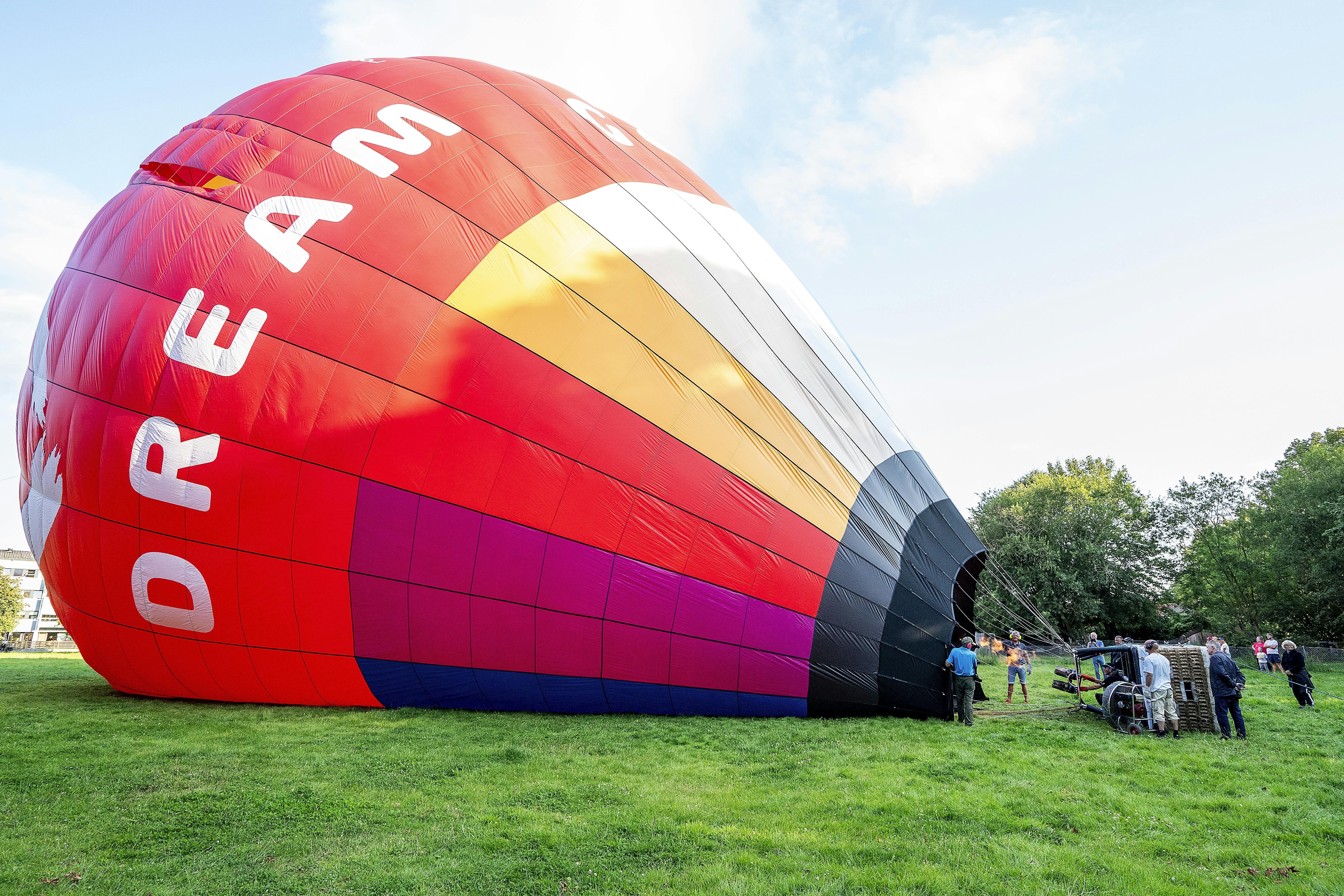 Så er luftballonen fra DreamBalloon næsten pustet op, og flyveturen fra græsarealet i Sorø kan begynde.