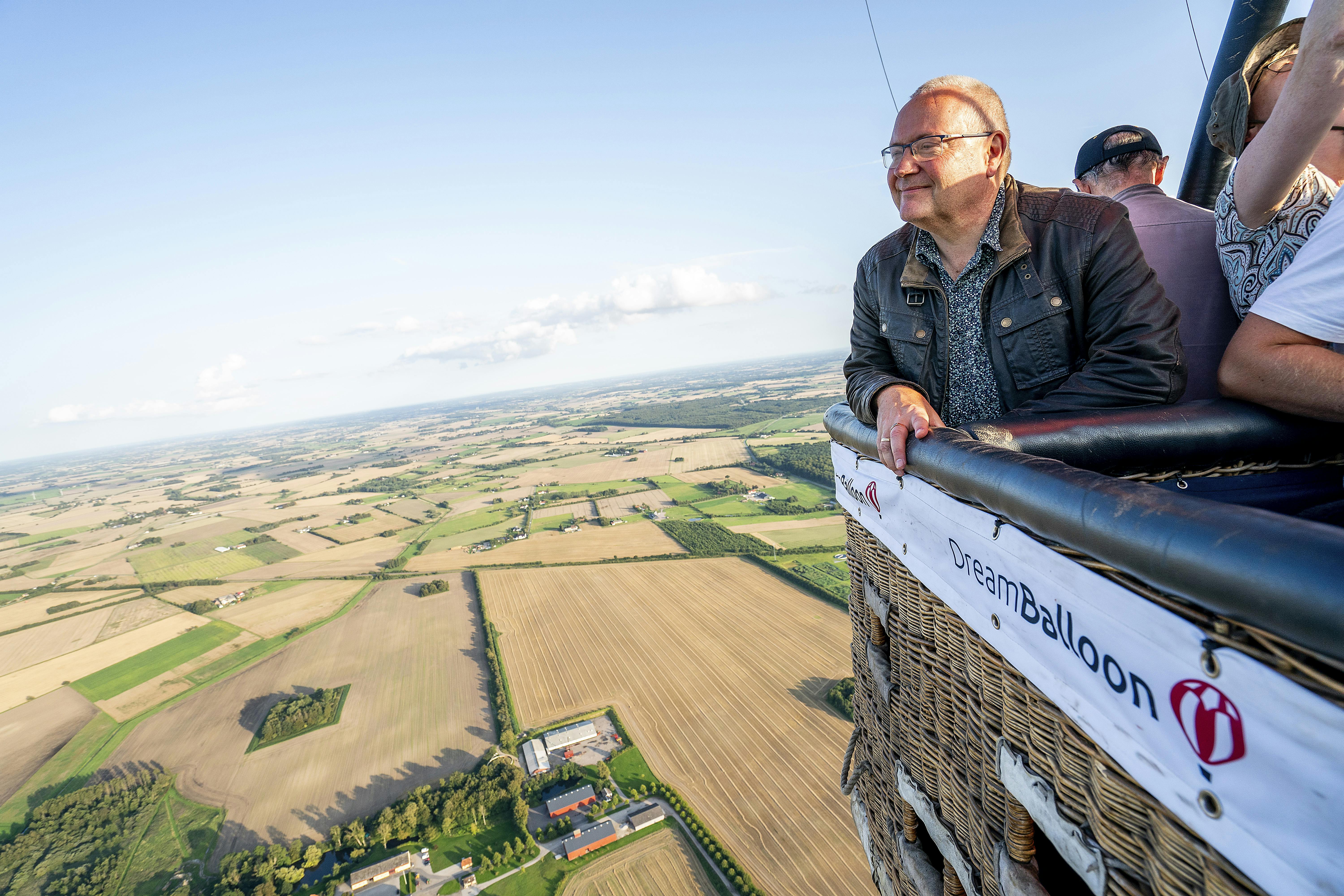 Journalist Johan Isbrand fra Familie Journal på flyvetur i luftballon over Midtsjælland med firmaet DreamBalloon