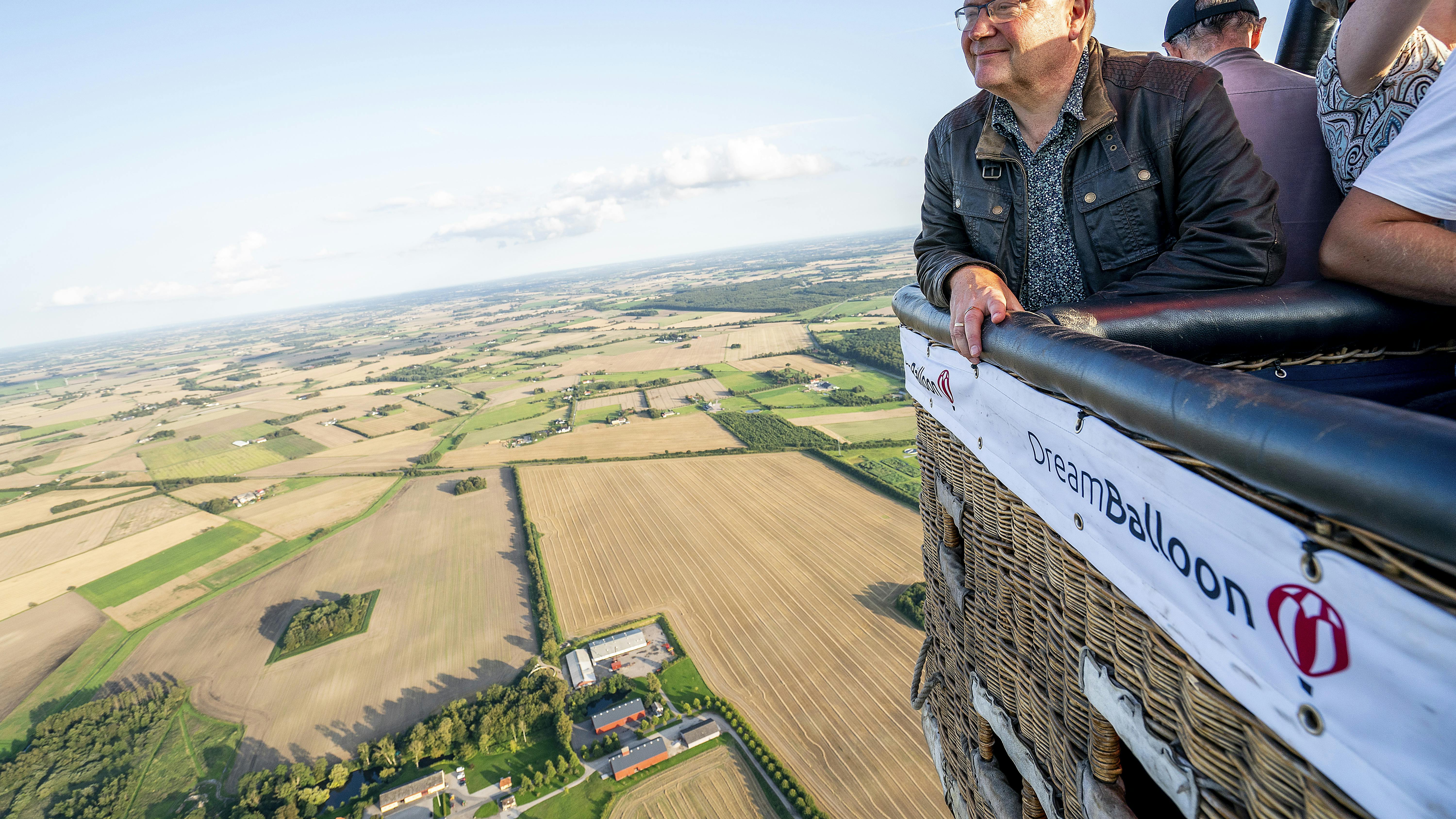Journalist Johan Isbrand fra Familie Journal på flyvetur i luftballon over Midtsjælland med firmaet DreamBalloon