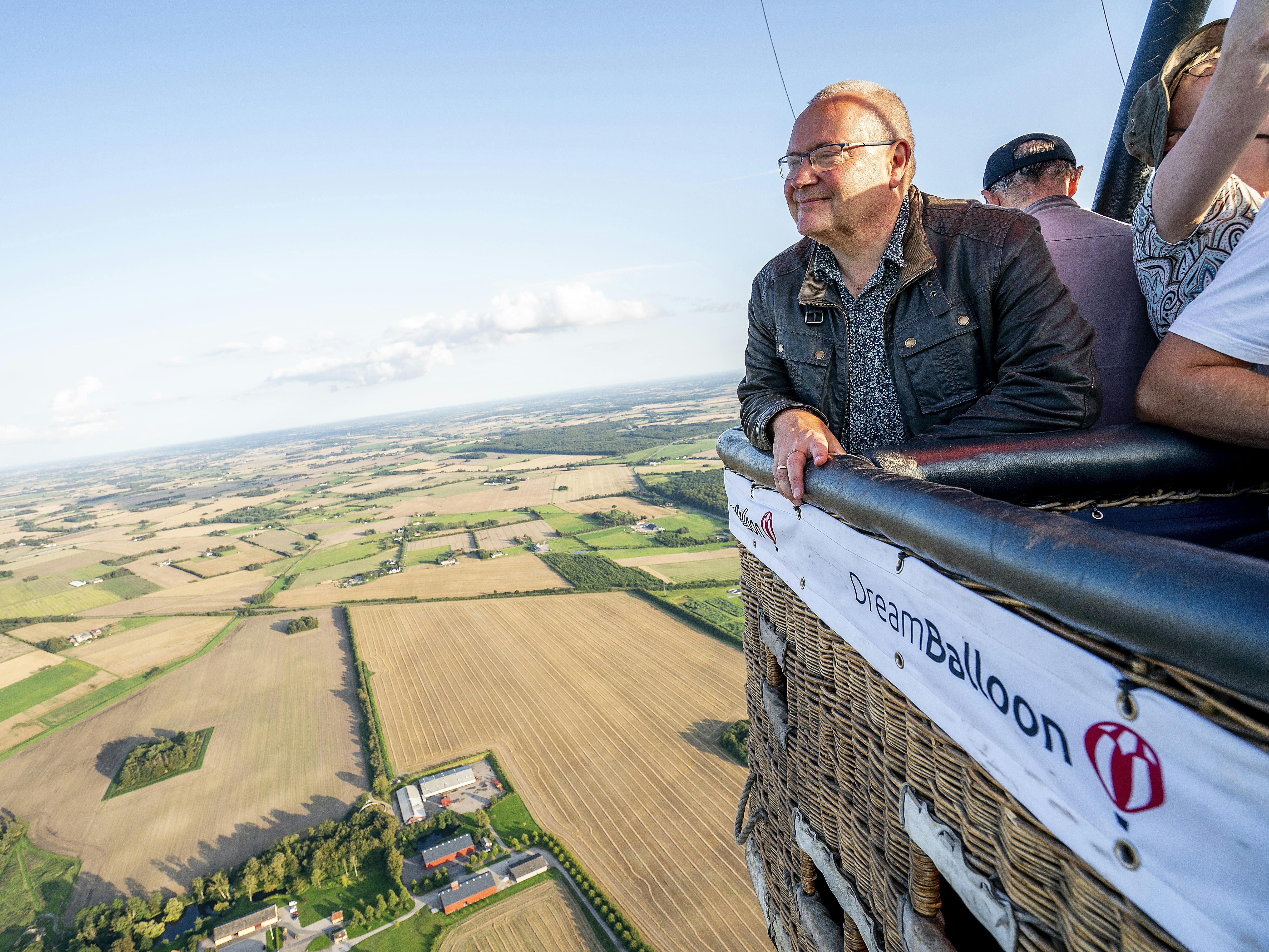 Journalist Johan Isbrand fra Familie Journal på flyvetur i luftballon over Midtsjælland med firmaet DreamBalloon