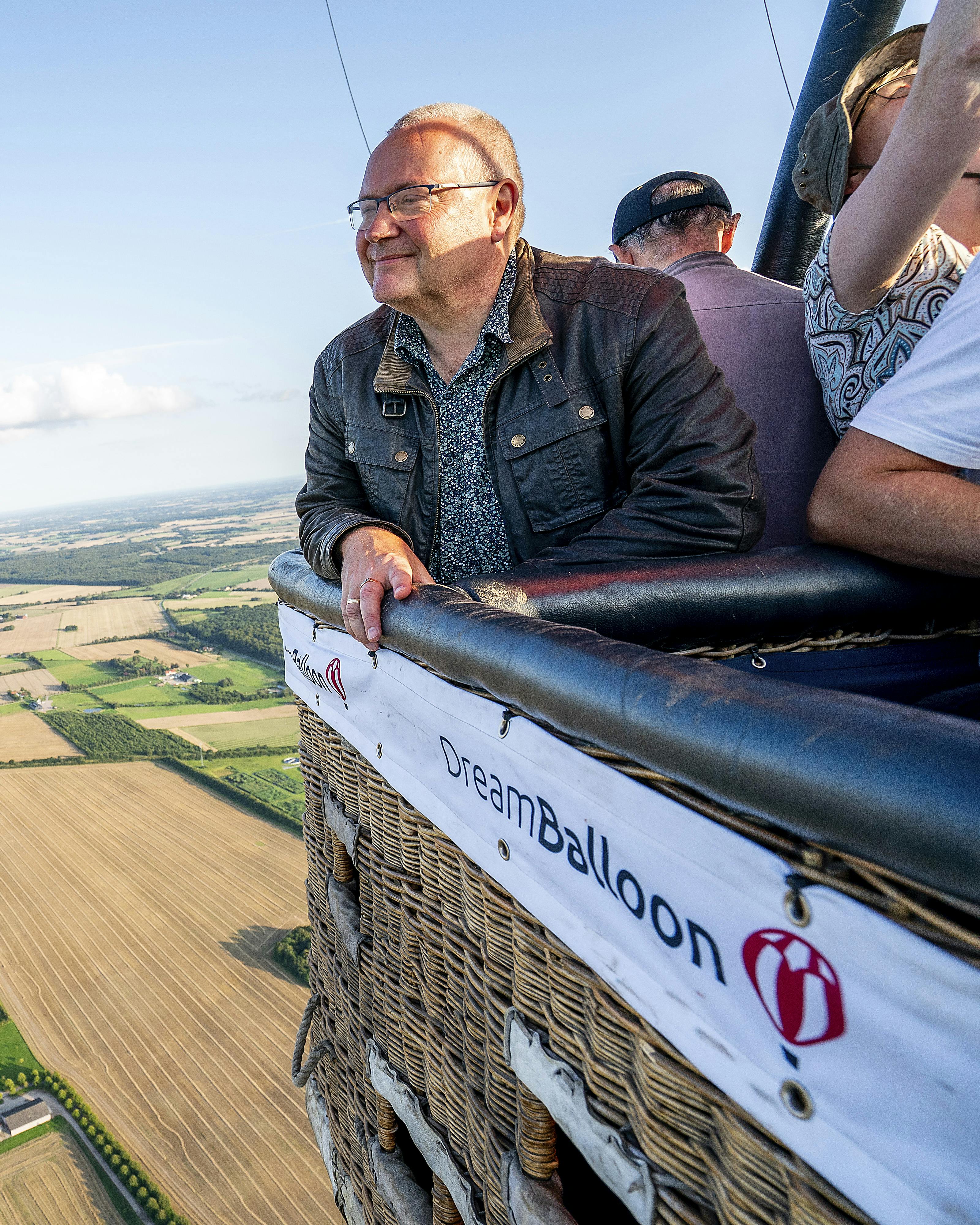 Journalist Johan Isbrand fra Familie Journal på flyvetur i luftballon over Midtsjælland med firmaet DreamBalloon