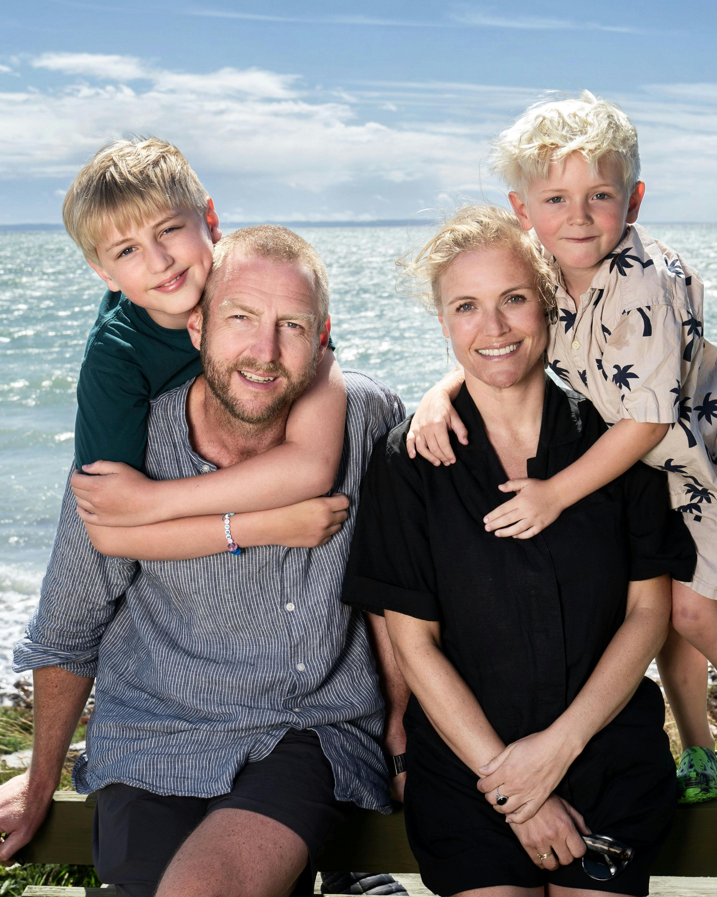 Instruktørerne bag dokumentarfilmen "Munken", Mira Jargil og Christian Sønderby Jepsen, med deres børn Alfred og Noor.