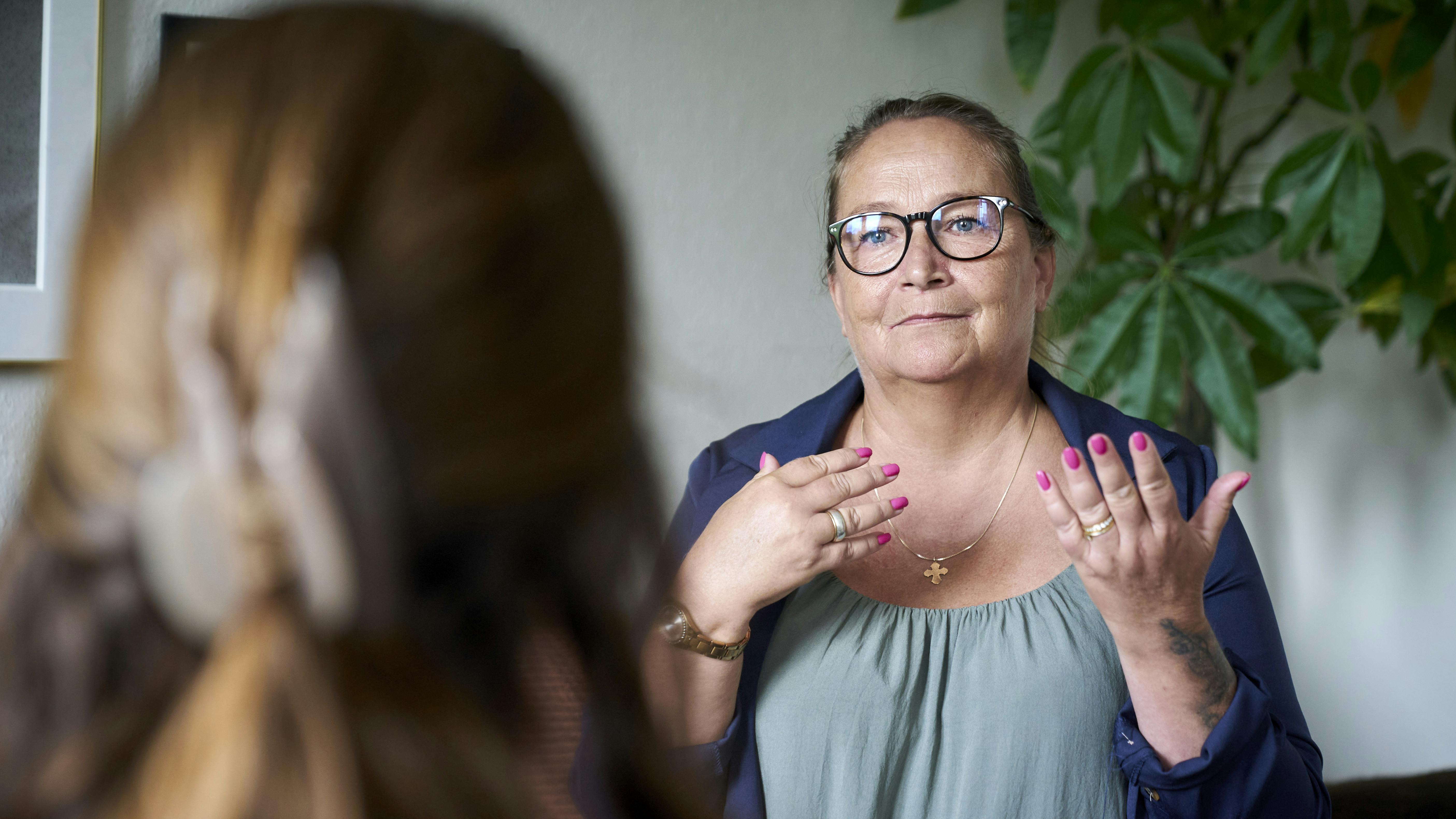 Frivillig medarbejder Jane Rønving i samtale med en ung bruger af Headspace Horsens.