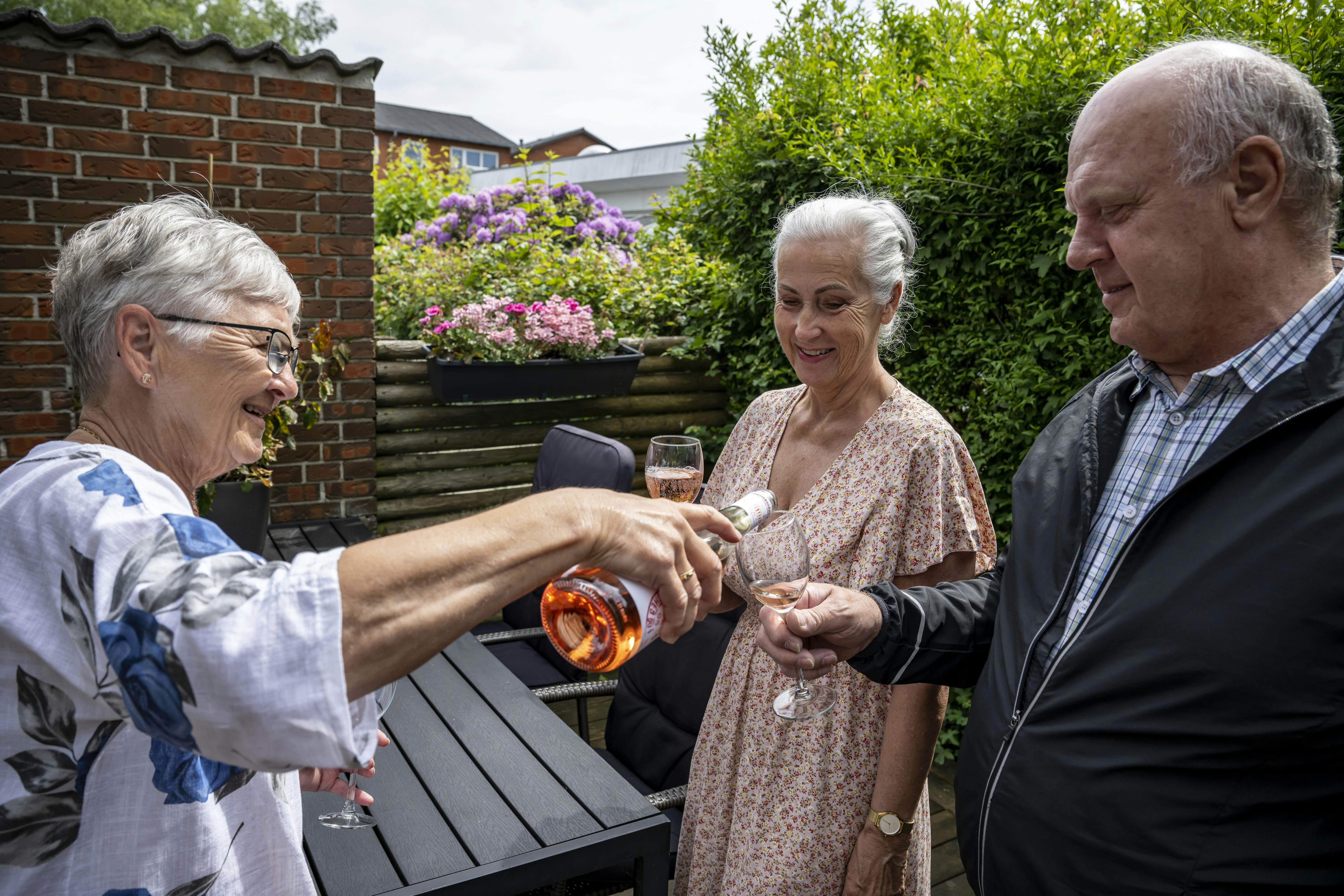 Elebeth skænker rosé til to venner