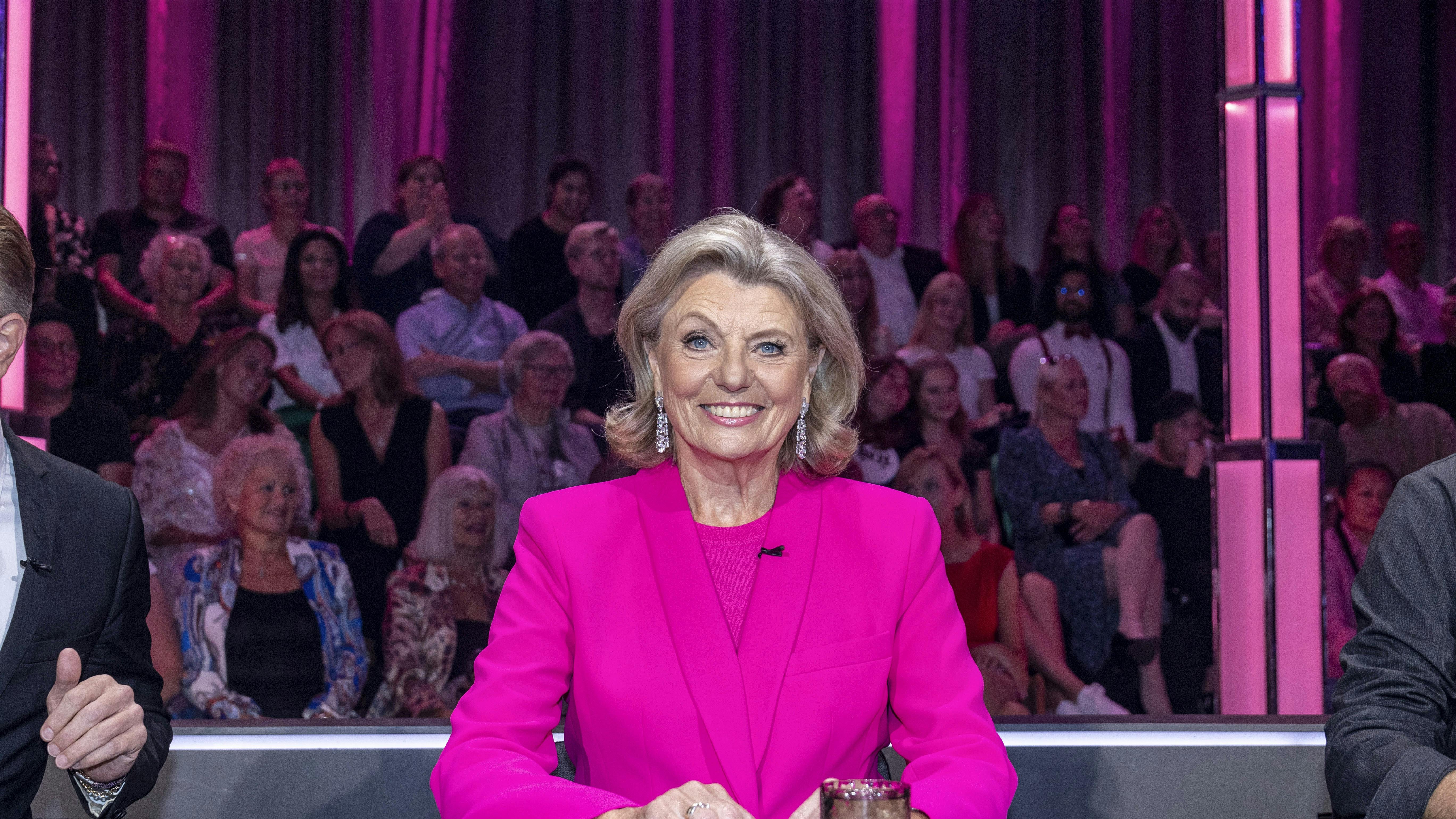 Altid elegant og smilende. Sådan genkender vi dommer i ”Vild med dans” Anne Laxholm.