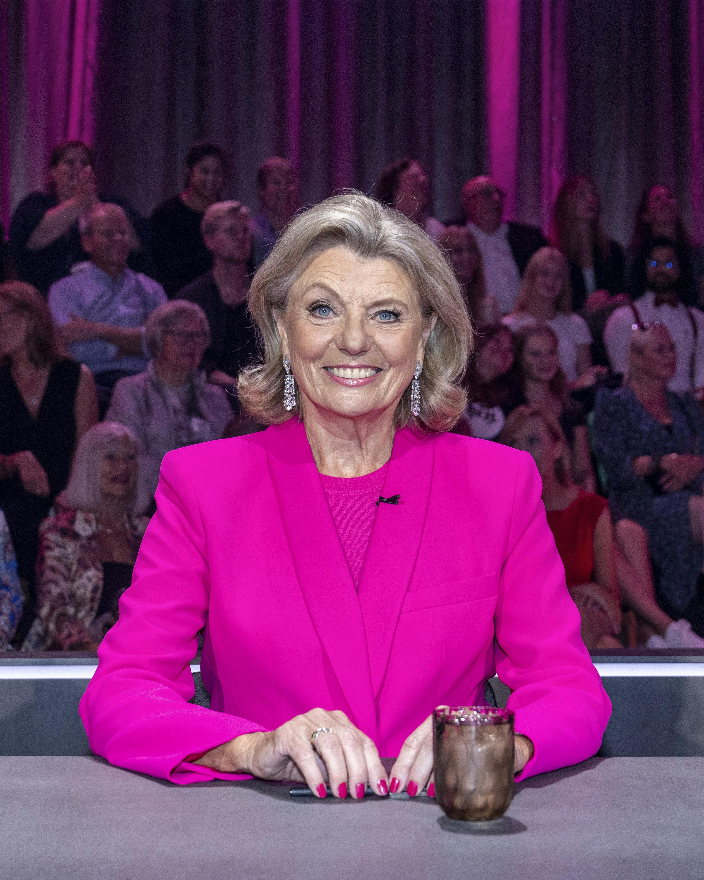 Altid elegant og smilende. Sådan genkender vi dommer i ”Vild med dans” Anne Laxholm.
