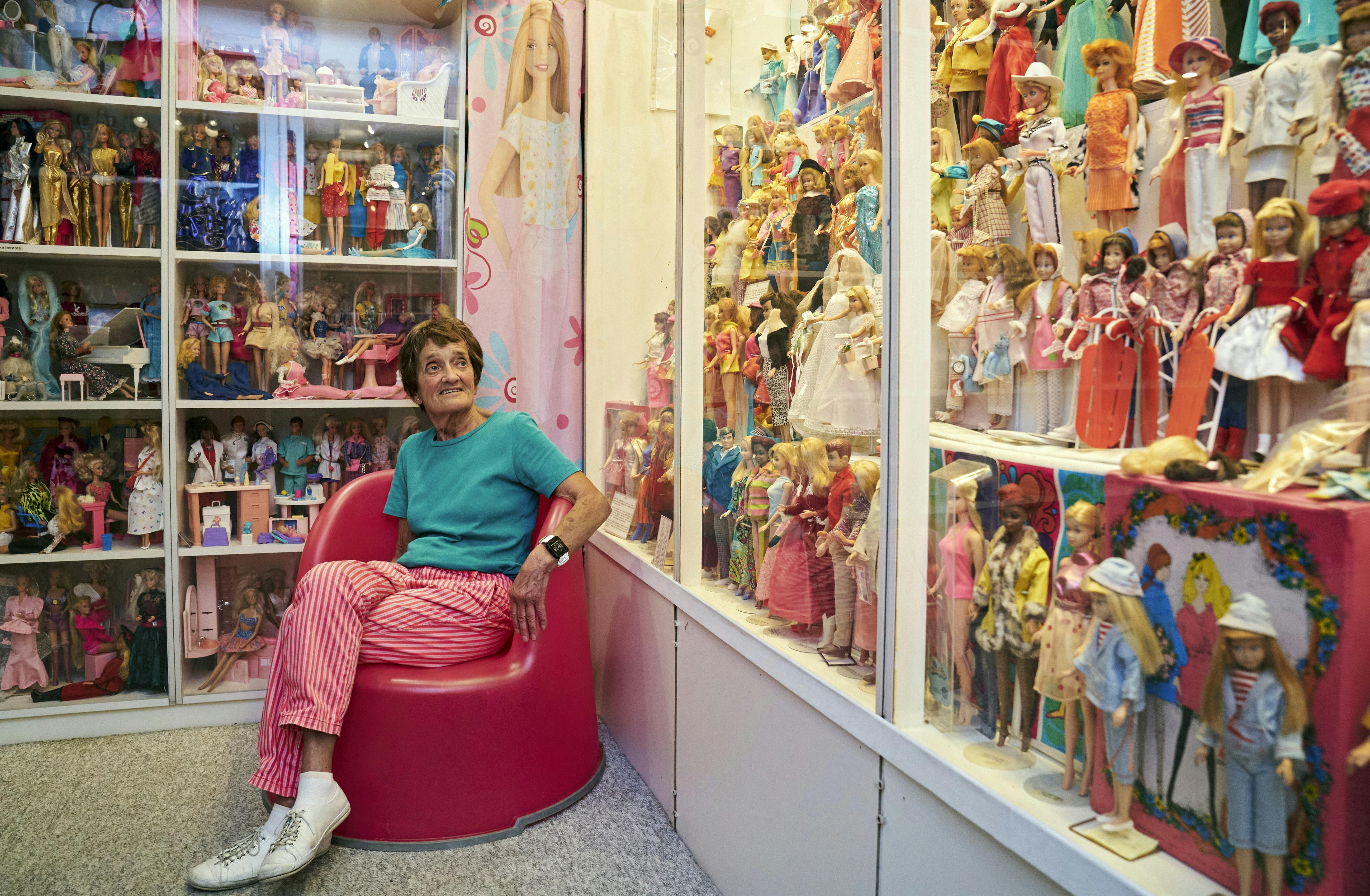 Lene med sin Barbie-samling