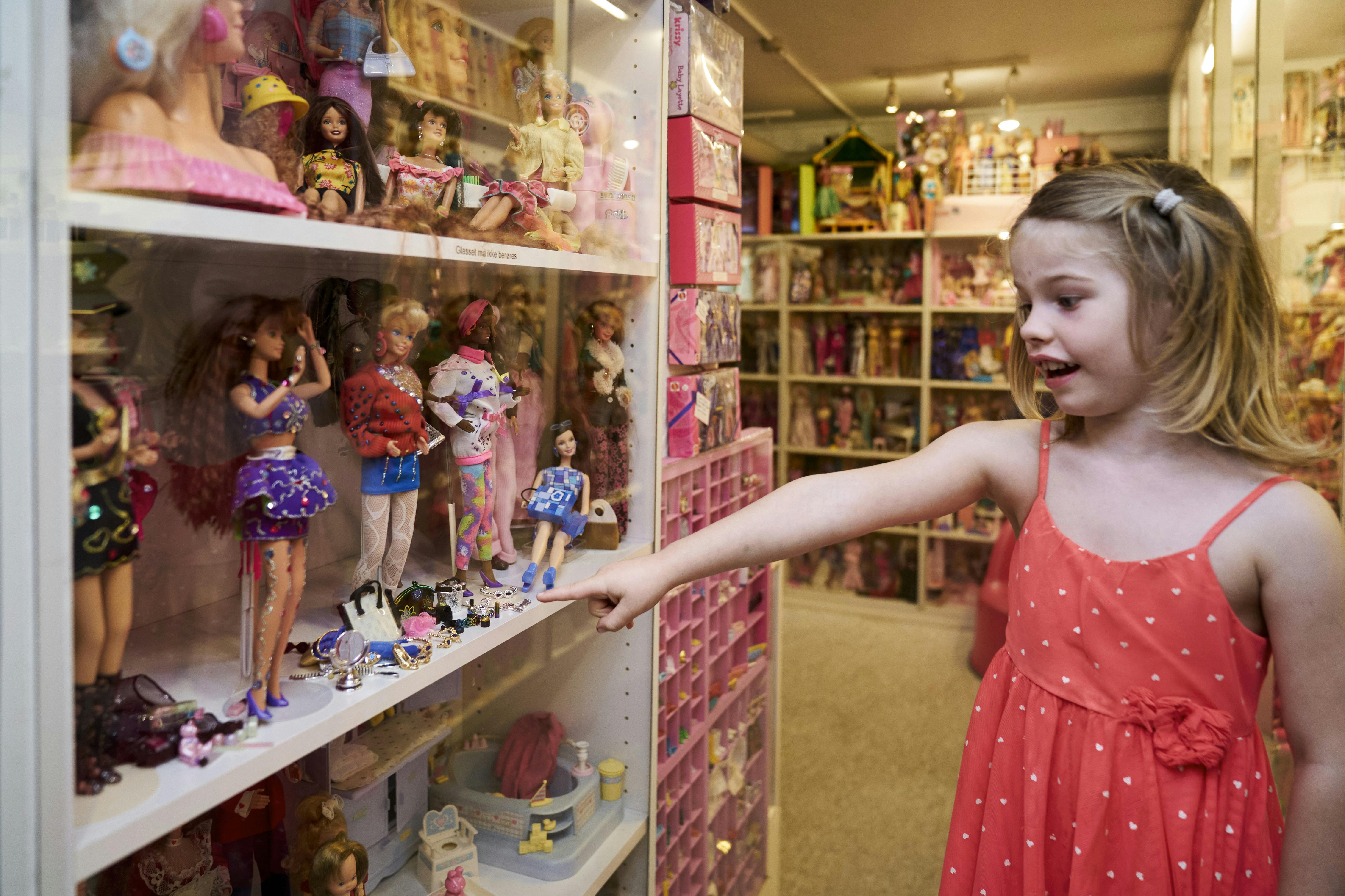 Esther kigger på Barbie-dukker i Lenes udstilling