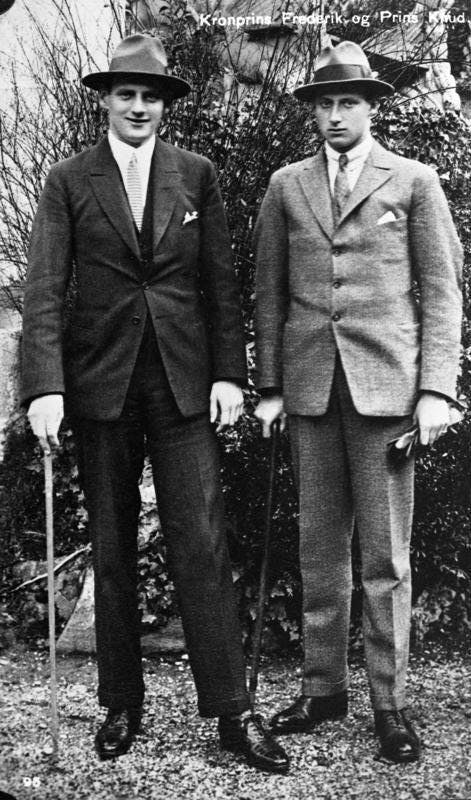 En ung kronprins Frederik (9.) og broren Knud (t.h.) i 1920. Frederik gad ikke at komme i Livgarden, men stak af til søs.