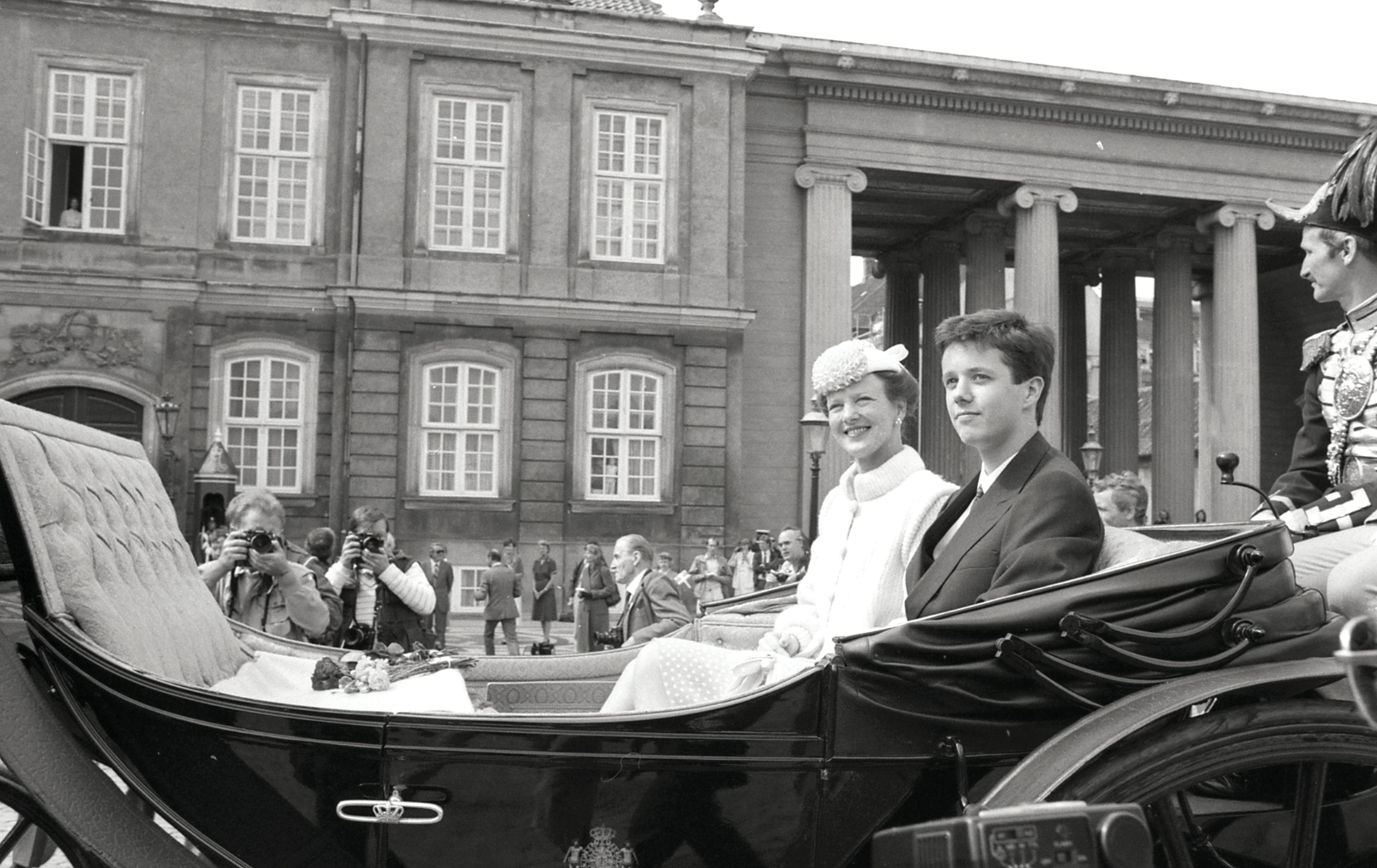 Da kronprins Frederik blev myndig, blev han fejret med balkonhyldest, karettur og en tur i statsrådet. 