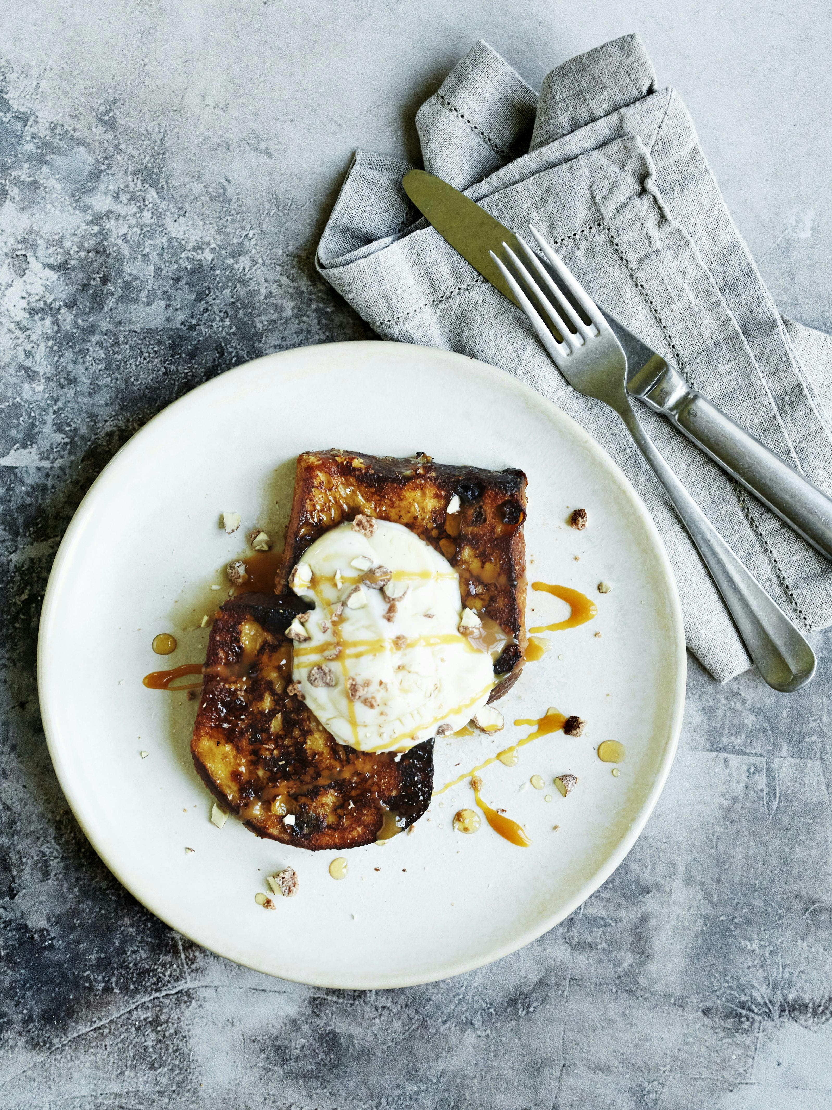 Ricotta-toast med karamelsauce