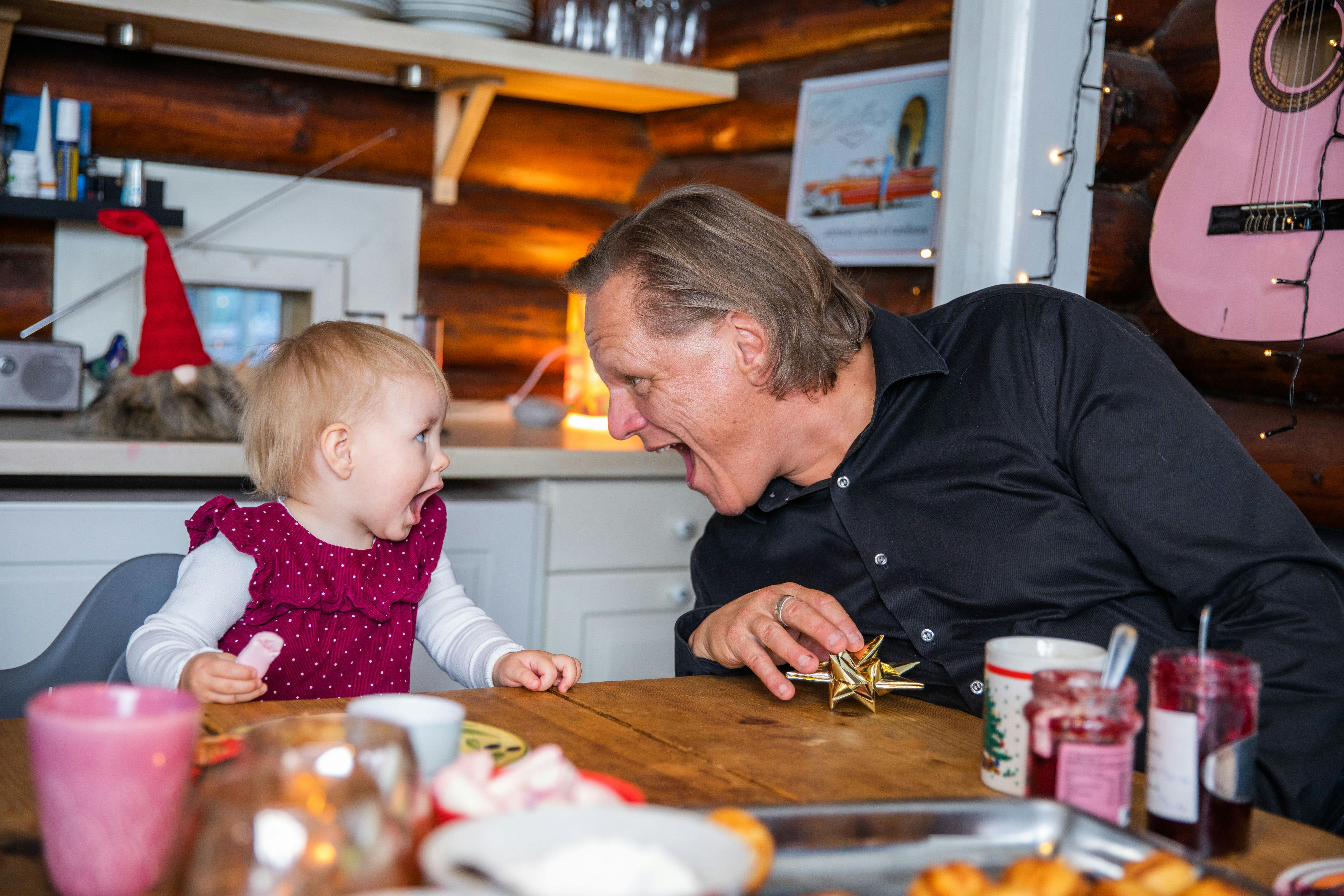 Sigurd Barrett er far til syv børn i alderen to til 28, og de kan få ham til både at grine og græde.