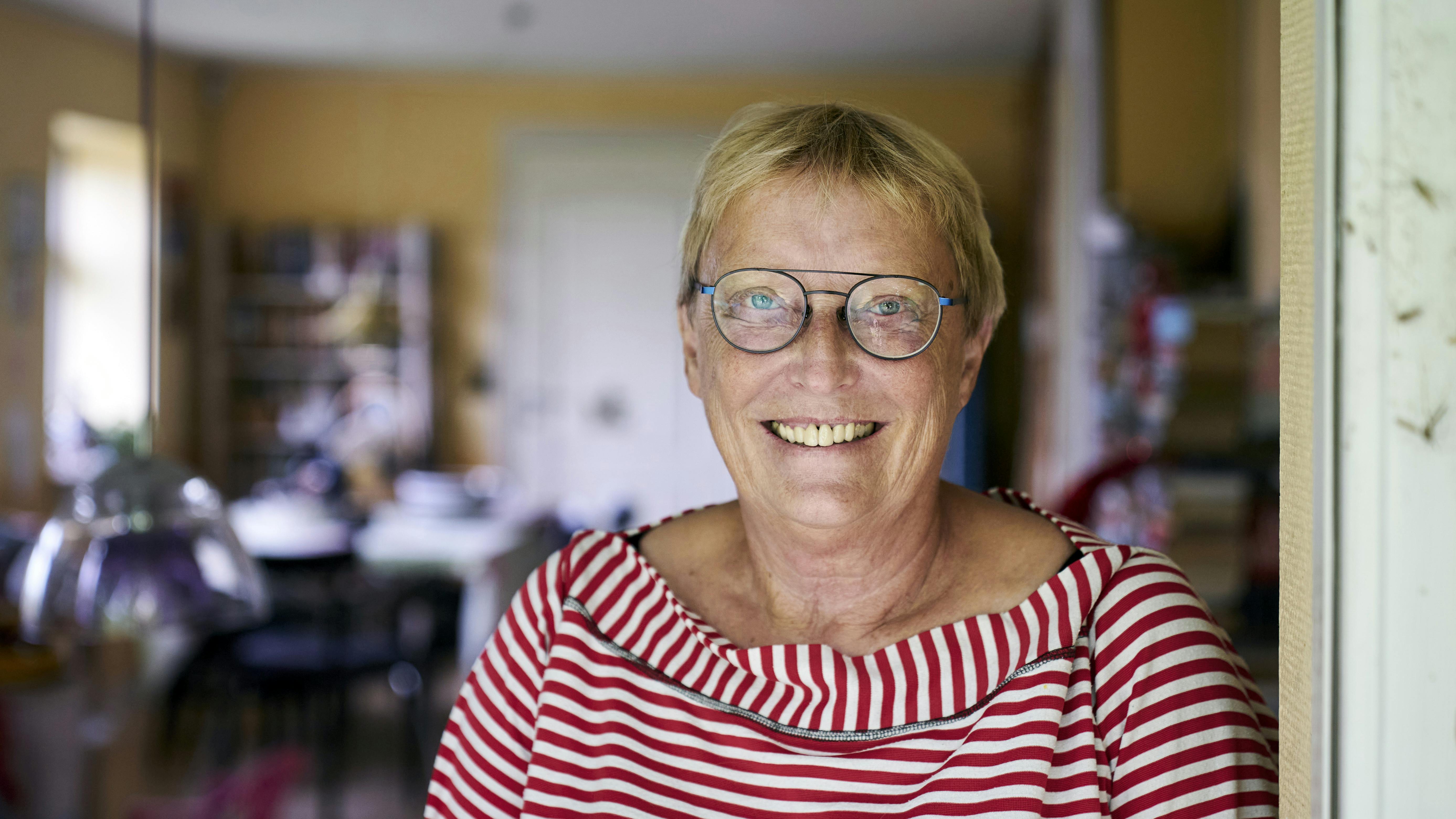 Portræt af Greta i rødstribet trøje