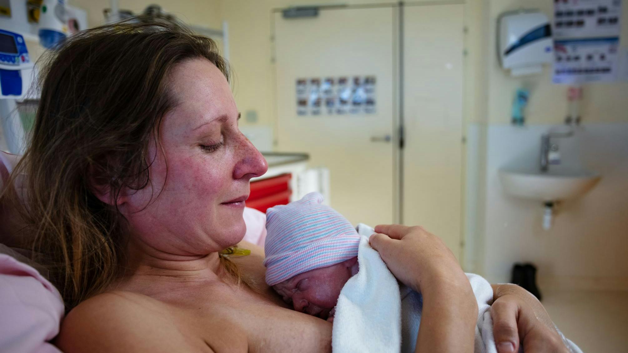 barn sad fast under fødsel