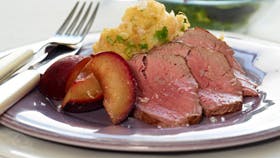 oksemørbrad med rodfrugtmos og blommer