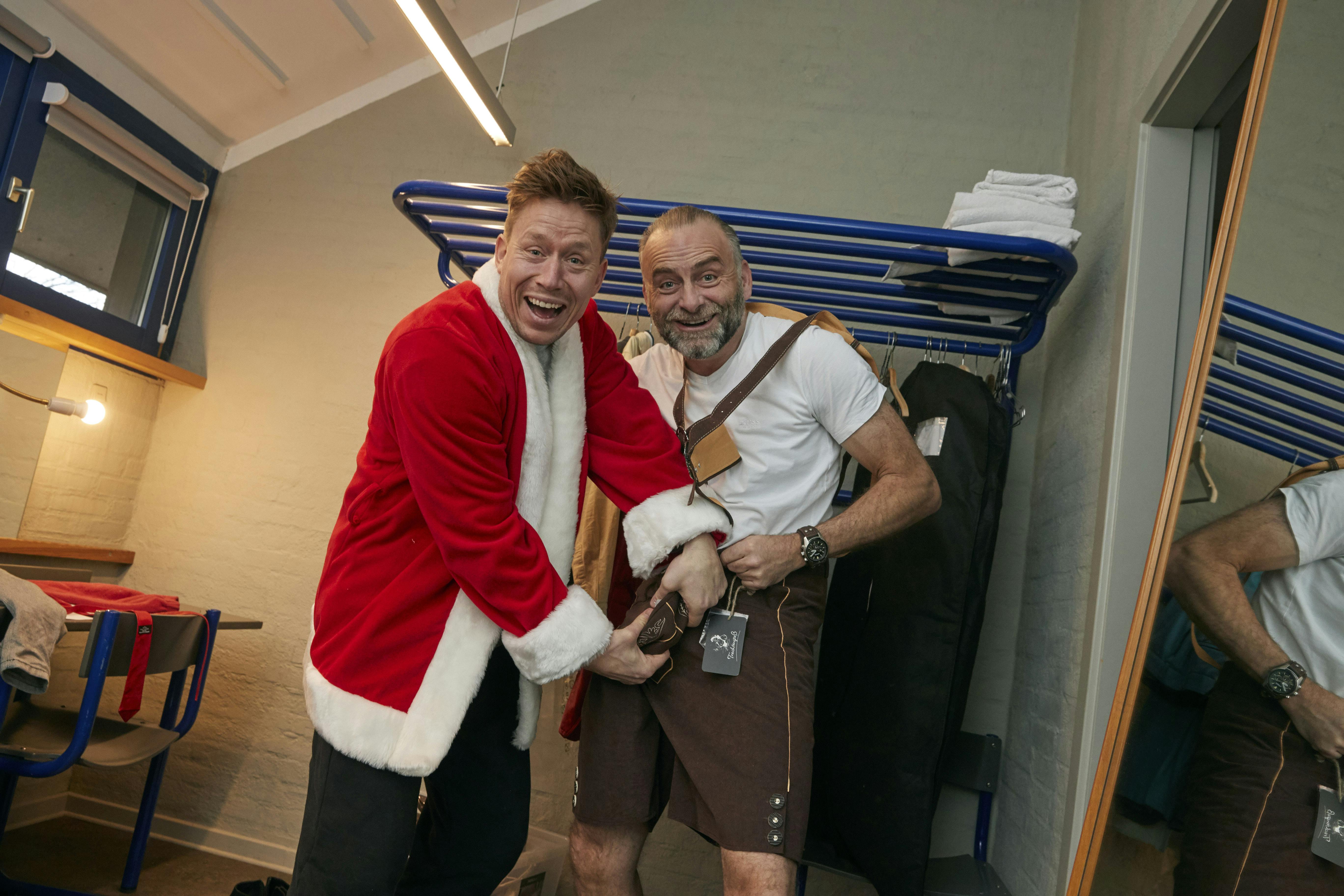 Jesper Lundgaard og Teit Samsø var holdets velsyngende herrer anno 2022, men der blev så sandelig også lavet sjov i garderoben under det ultrakorte prøveforløb forud for de to opførelser af "Alletiders juleshow" på Sønderborg Teater.