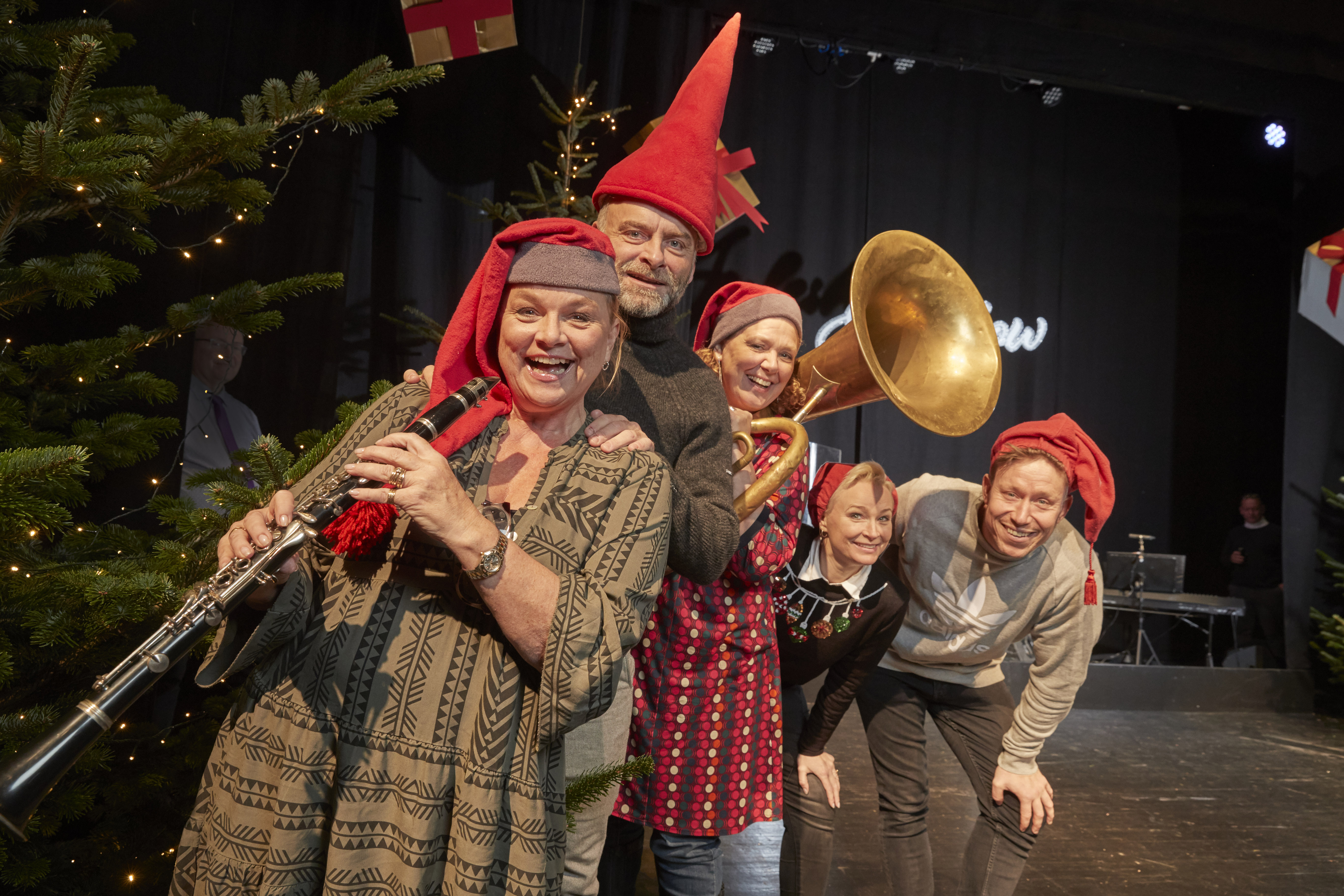 Lone Rødbroe, Jesper Lundgaard, Vickie Berlin, Teit Samsø og revydirektør Jeanne Boel var alle på scenen, da der i 2022 blev inviteret til juleshow på Sønderborg Teater efter et ultrakort prøveforløb. I år går det løs igen med et andet hold.