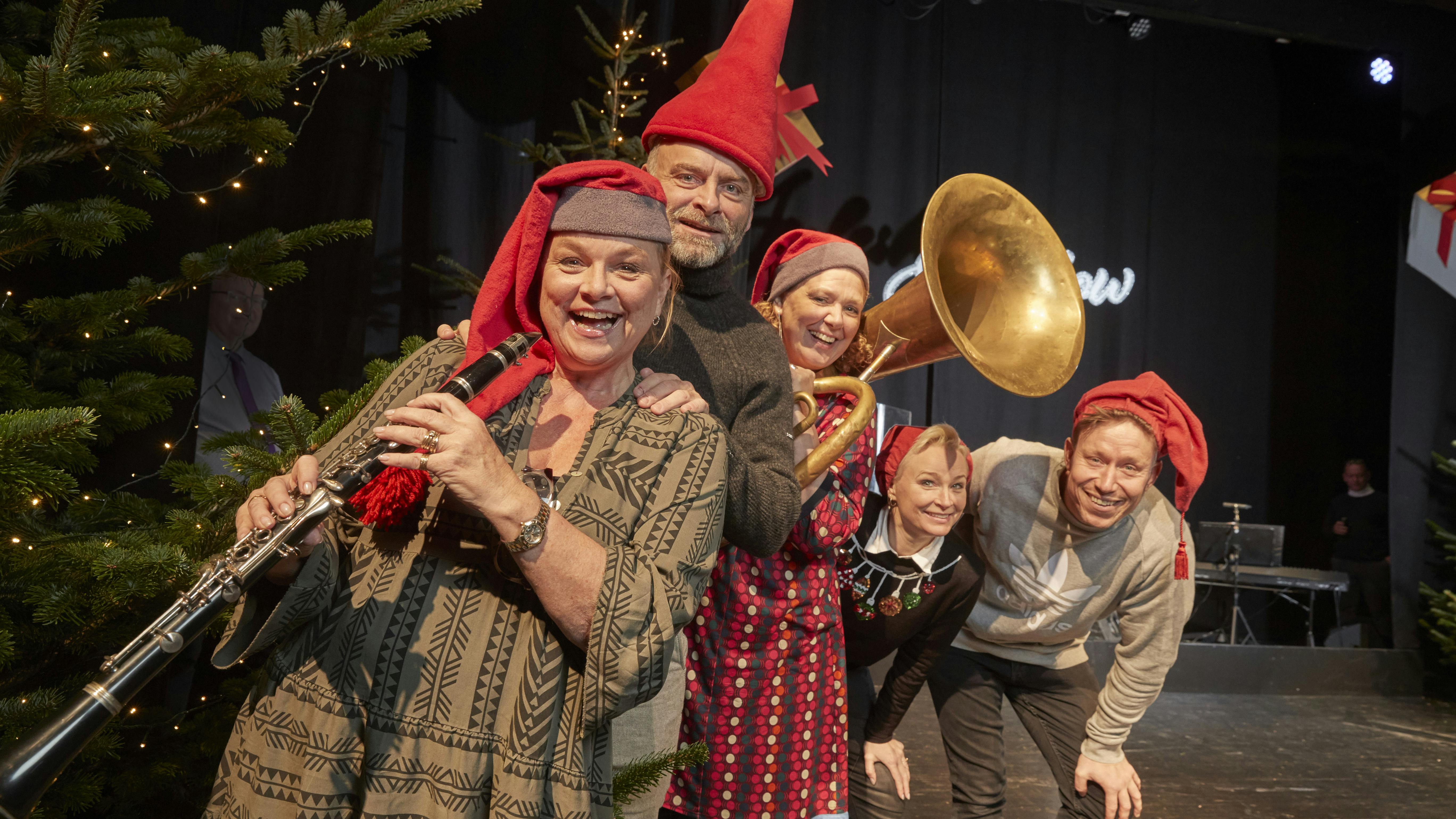 Lone Rødbroe, Jesper Lundgaard, Vickie Berlin, Teit Samsø og revydirektør Jeanne Boel var alle på scenen, da der i 2022 blev inviteret til juleshow på Sønderborg Teater efter et ultrakort prøveforløb. I år går det løs igen med et andet hold.