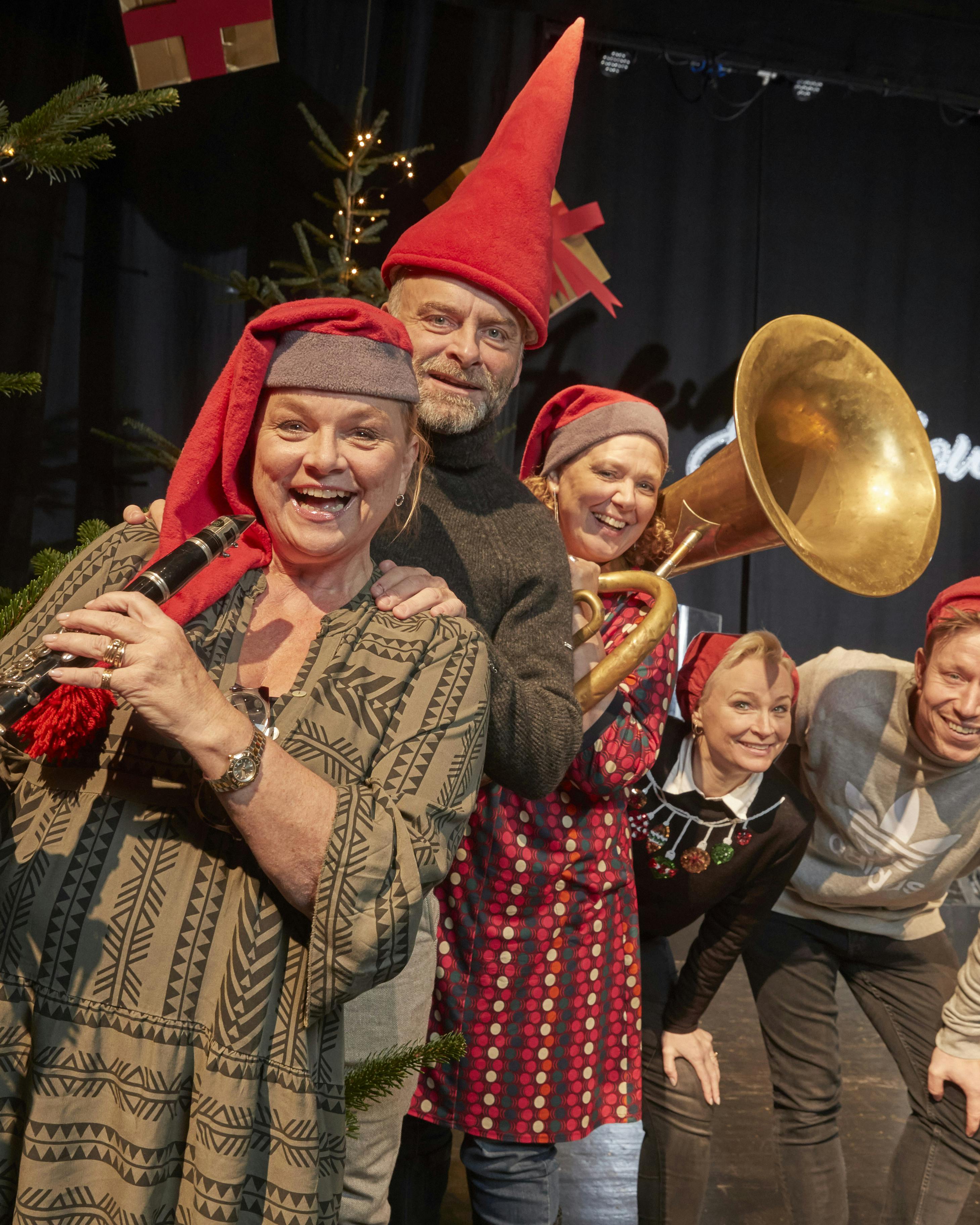 Lone Rødbroe, Jesper Lundgaard, Vickie Berlin, Teit Samsø og revydirektør Jeanne Boel var alle på scenen, da der i 2022 blev inviteret til juleshow på Sønderborg Teater efter et ultrakort prøveforløb. I år går det løs igen med et andet hold.