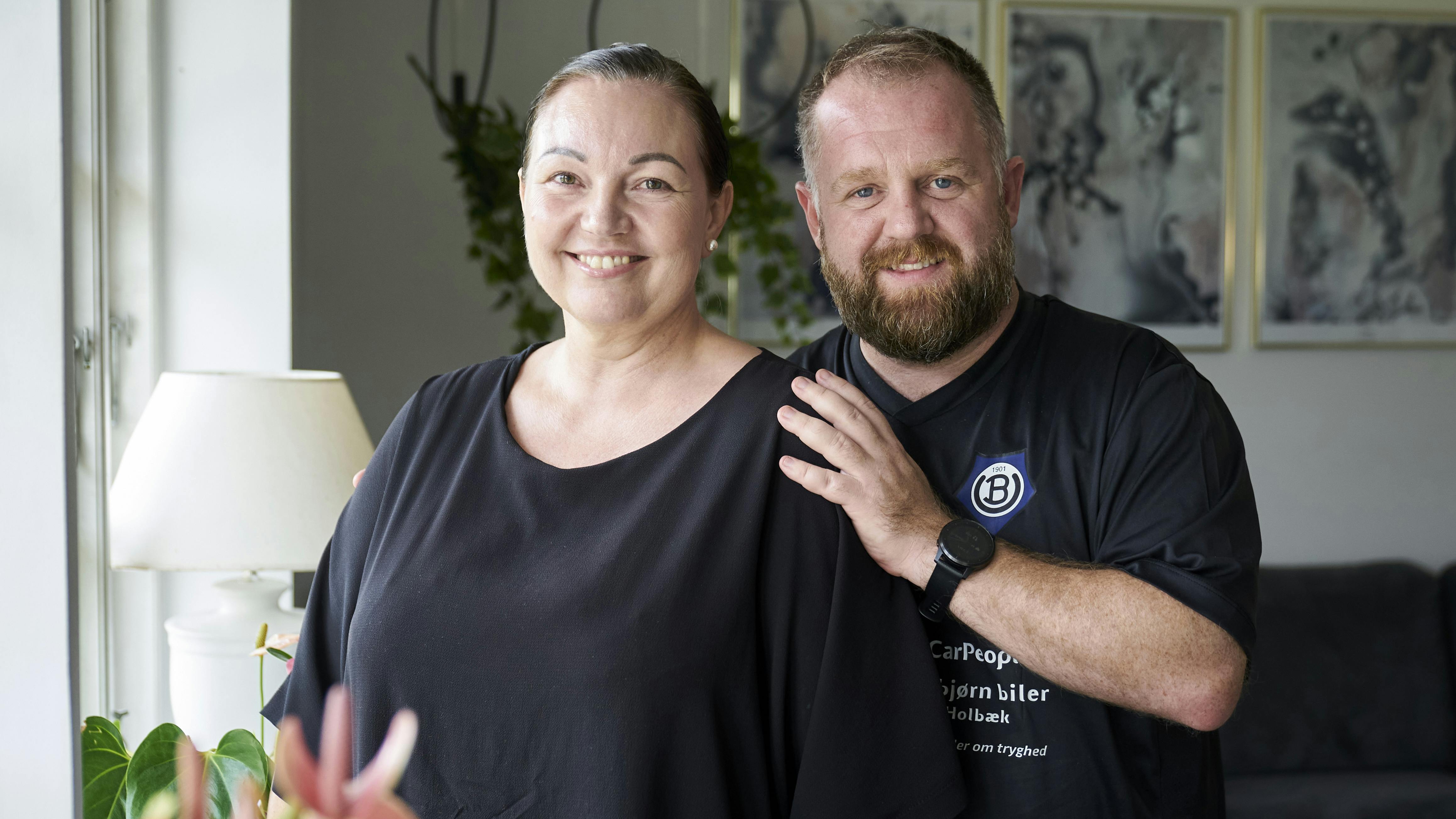 Selv om Kevin uden at vide det var udsat for smittefare i fem år, gik han fri. I dag støtter han trofast sin hustru, Kicki Hyllen Mikkelsen, i kampen for at udbrede viden om hiv.